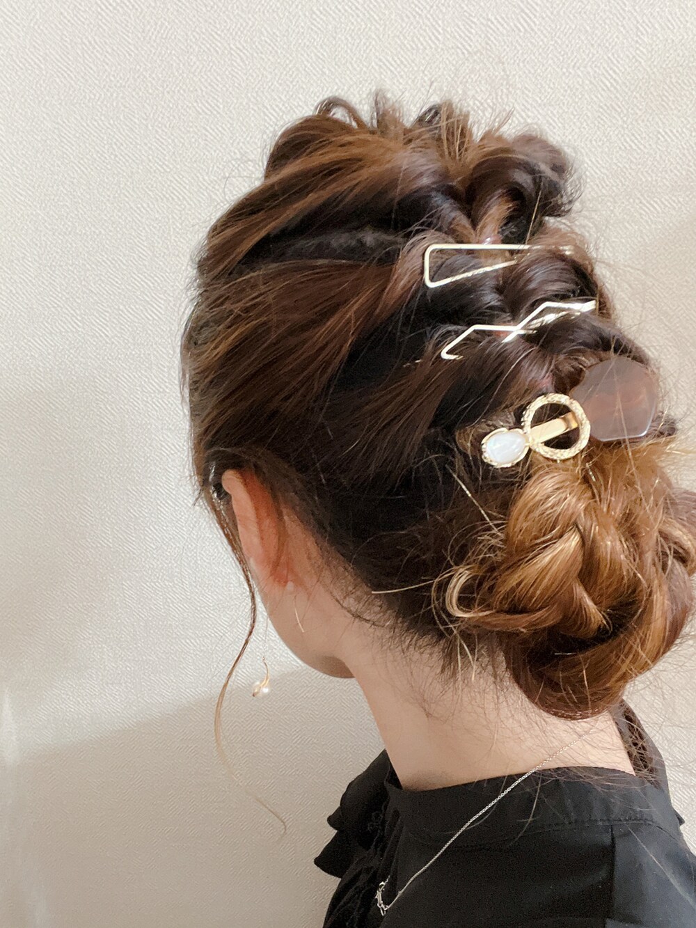 ブラック系のシャツ/ブラウス、ブラック系のショルダーバッグ、ブルー系のデニムパンツを着用したレディースの夏コーディネートの2枚目の写真