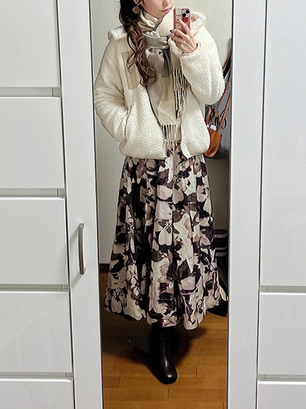 ホワイト系のニット/セーター、ブラック系のニット/セーター、ベージュ系のスカートを着用したレディースの冬コーディネートの2枚目の写真