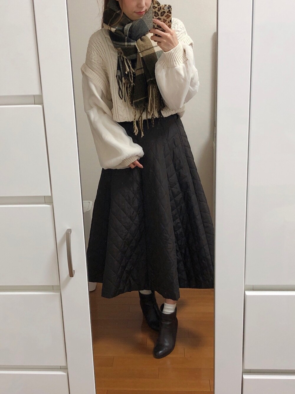 ブラウン系のスカート、ホワイト系のニット/セーターを着用したレディースの秋コーディネートの2枚目の写真