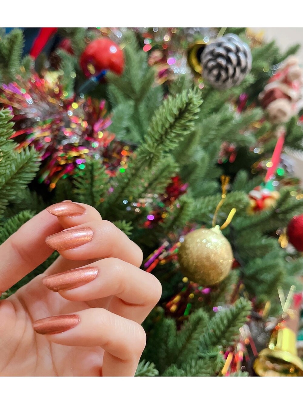 ブラック系のニット/セーター、イエロー系のショルダーバッグ、その他のスカートを着用したレディースの冬コーディネートの2枚目の写真