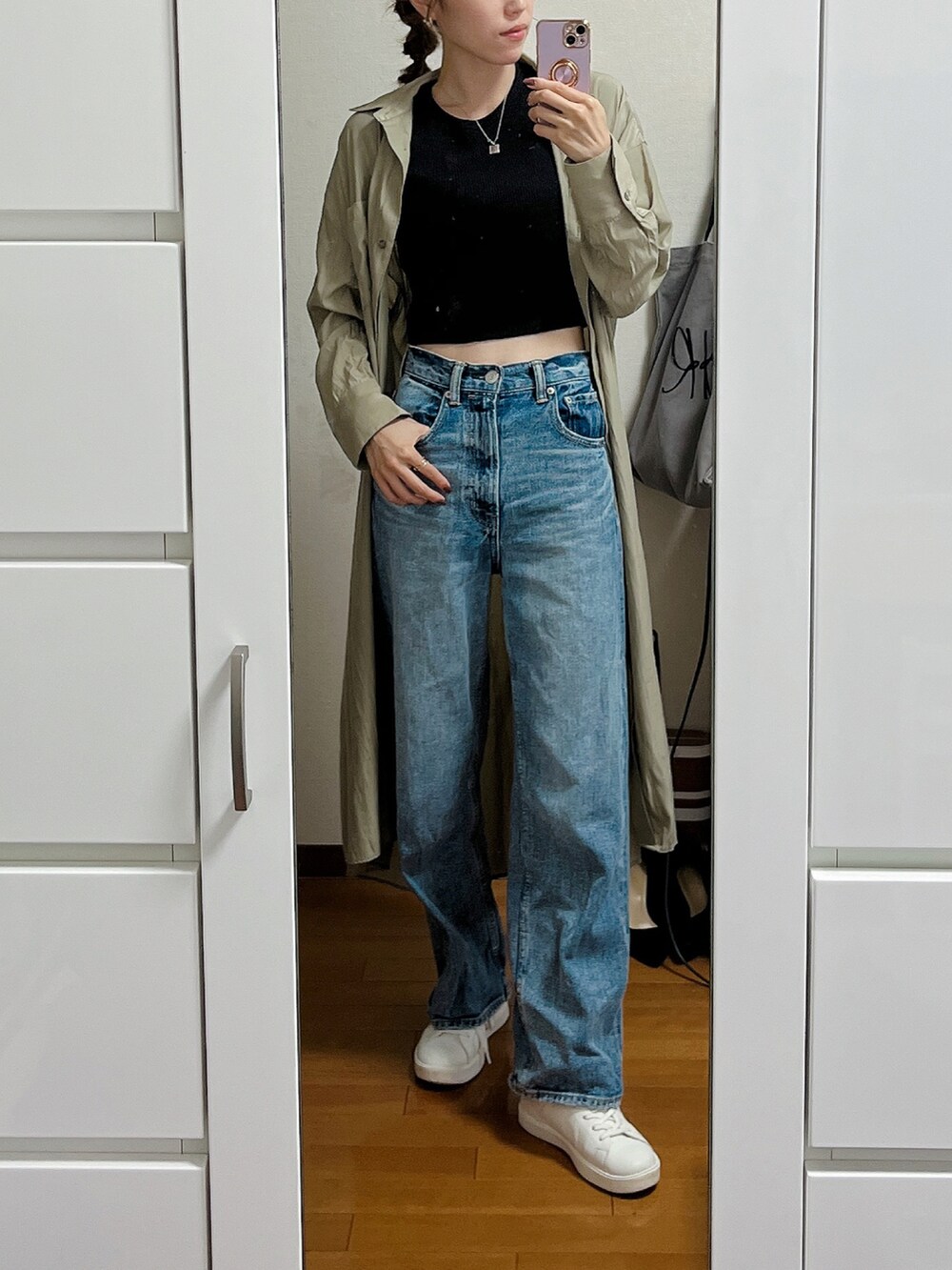 ブラック系のTシャツ/カットソー、グレー系のトートバッグ、ブルー系のデニムパンツを着用したレディースの夏コーディネートの2枚目の写真