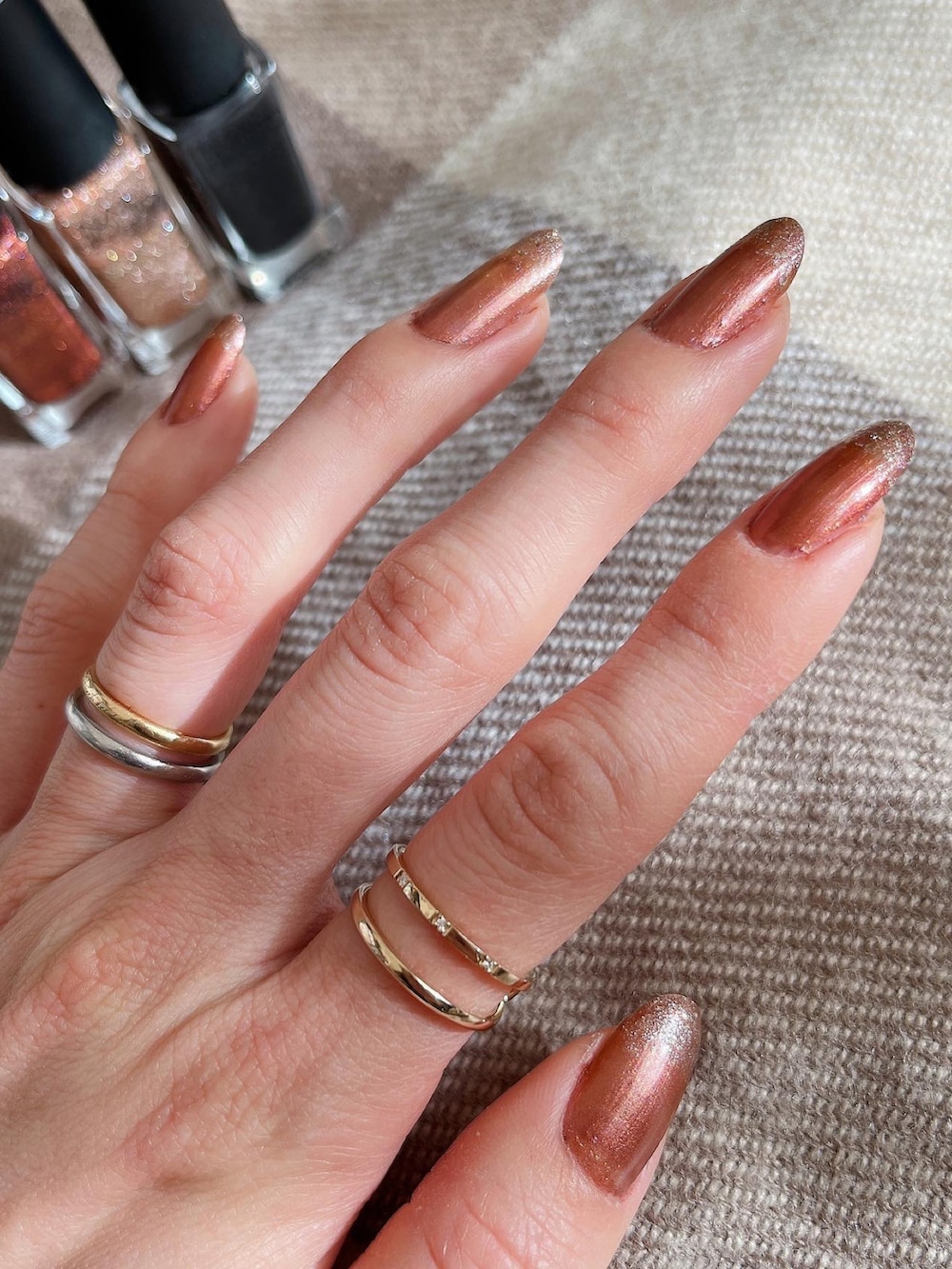 ブラウン系のパーカー、ブルー系のデニムパンツ、ホワイト系のスニーカーを着用したレディースの冬コーディネートの3枚目の写真