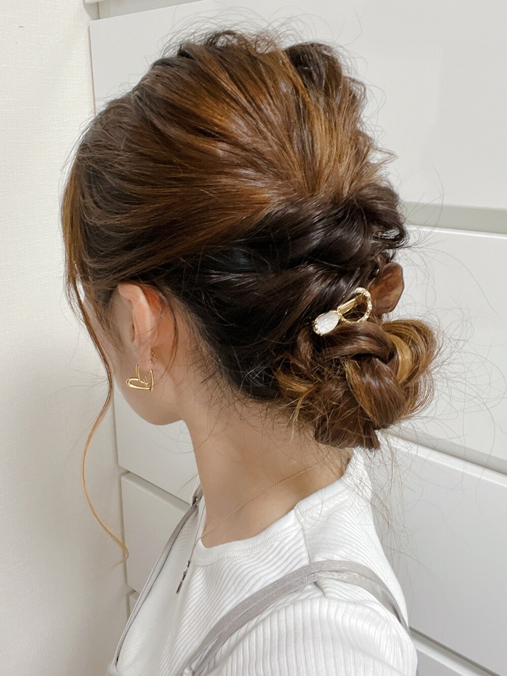 グレー系のワンピース、ブラック系のトートバッグ、ホワイト系のTシャツ/カットソーを着用したレディースの夏コーディネートの2枚目の写真