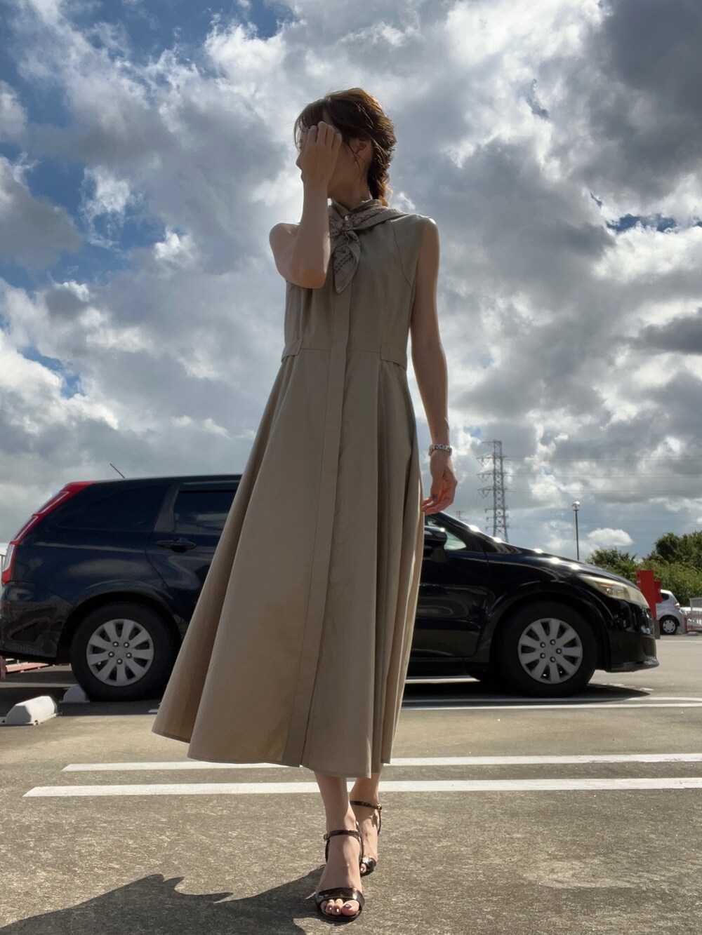 ベージュ系のワンピース、その他のサンダルを着用したレディースの夏コーディネートの2枚目の写真