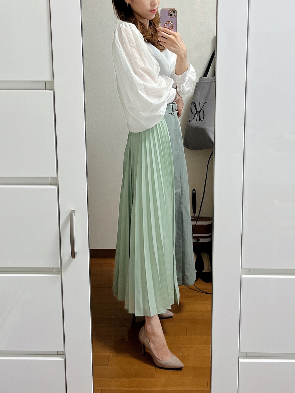 ホワイト系のシャツ/ブラウス、グリーン系のスカート、ベージュ系のパンプスを着用したレディースの春コーディネートの2枚目の写真