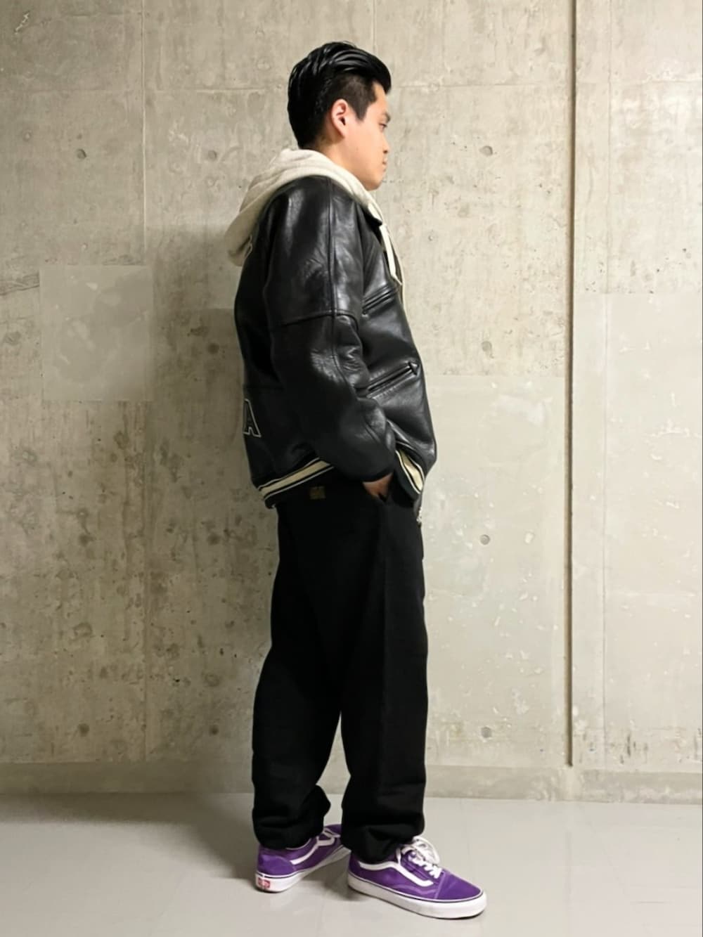 ブラック系のスタジャン、ブラック系のその他パンツ、グレー系のパーカーを着用したメンズの秋コーディネートの4枚目の写真