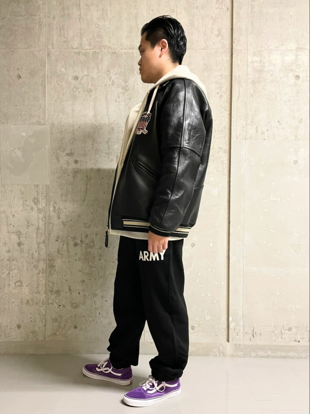 ブラック系のスタジャン、ブラック系のその他パンツ、グレー系のパーカーを着用したメンズの秋コーディネートの3枚目の写真