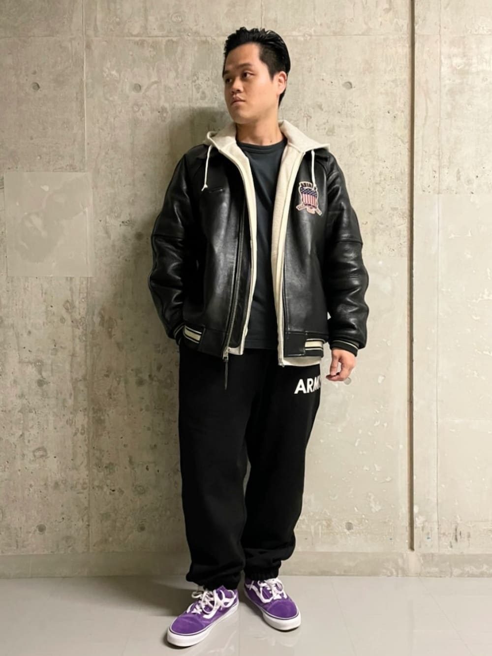 ブラック系のスタジャン、ブラック系のその他パンツ、グレー系のパーカーを着用したメンズの秋コーディネートの2枚目の写真