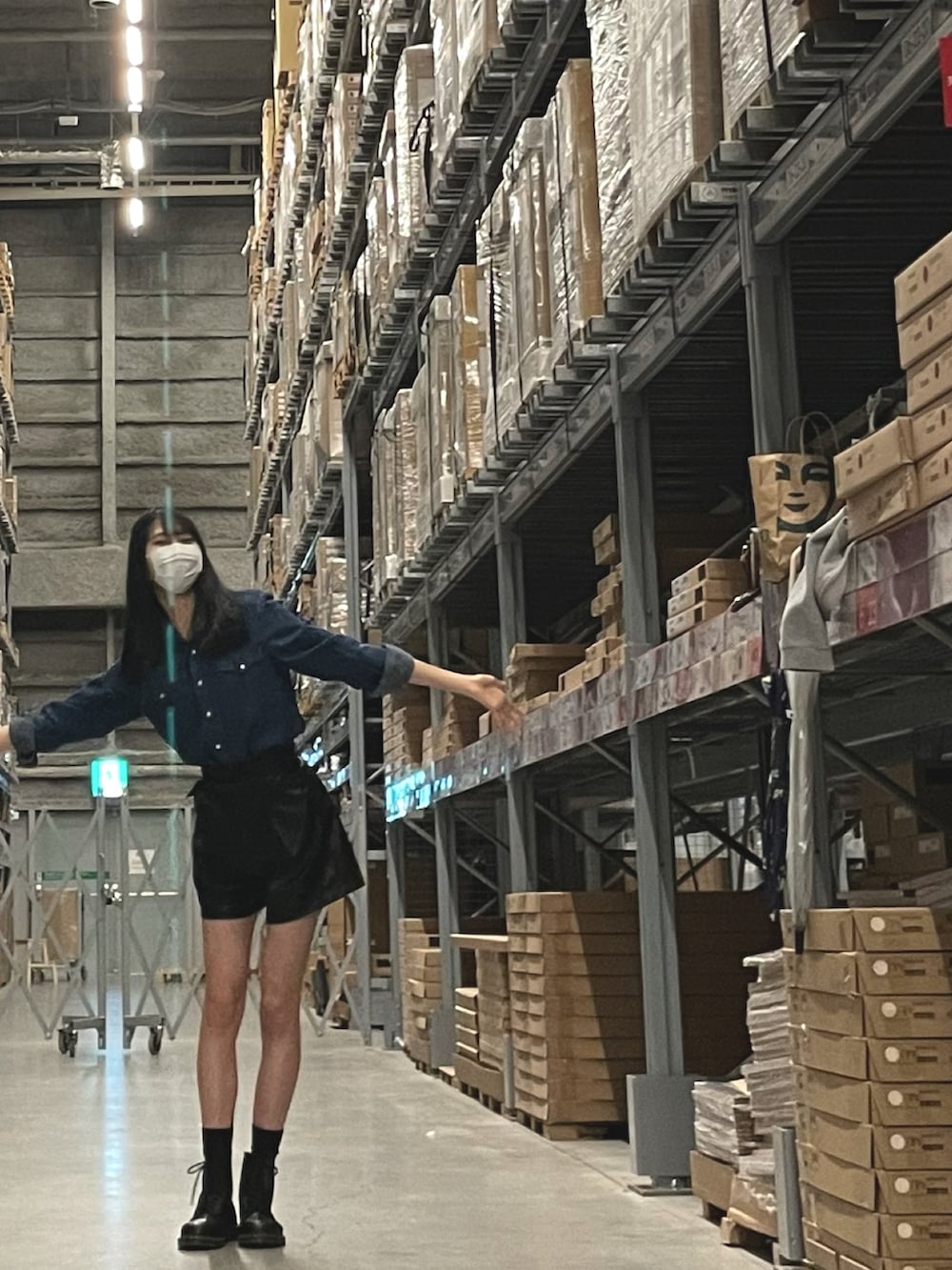 ブラック系のその他パンツ、ブルー系のシャツ/ブラウス、ブラック系のブーツを着用したレディースの春コーディネートの2枚目の写真