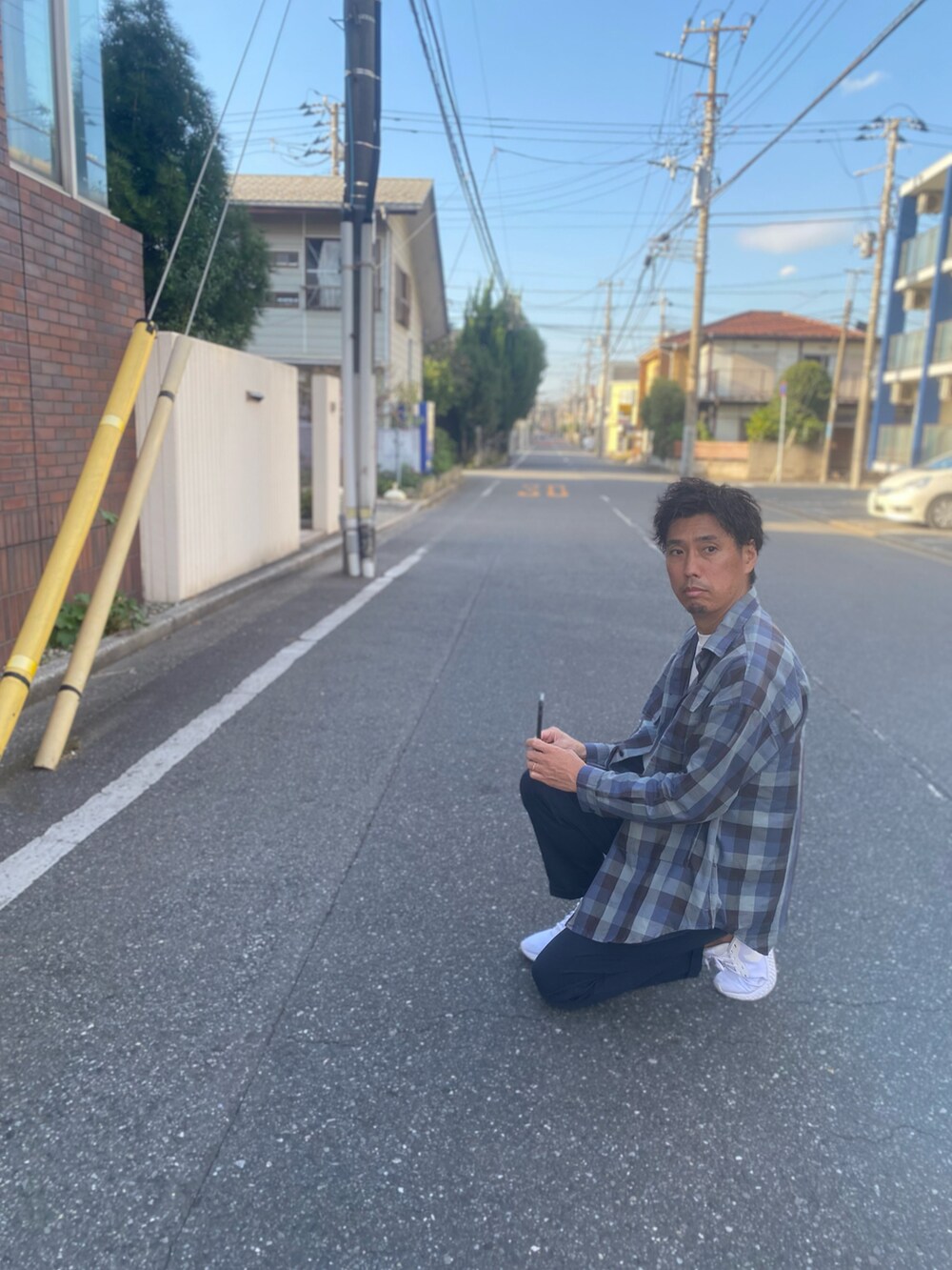 ブルー系のシャツ/ブラウスを着用したメンズの秋コーディネートの2枚目の写真