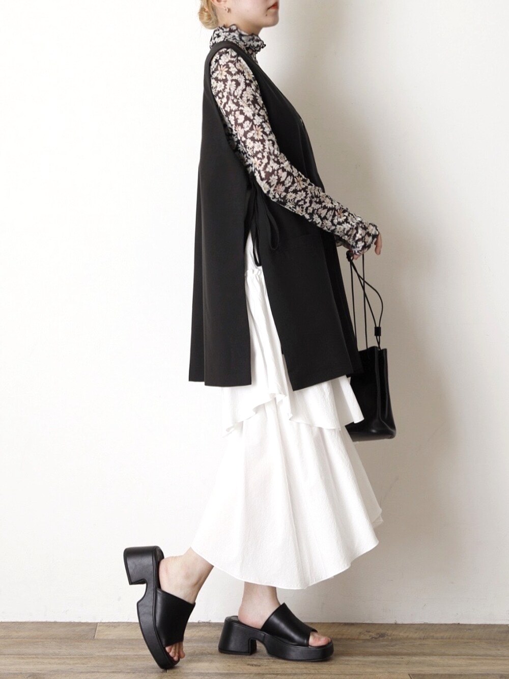 ブラック系のベスト、その他のTシャツ/カットソー、ホワイト系のスカートを着用したレディースの夏コーディネートの2枚目の写真