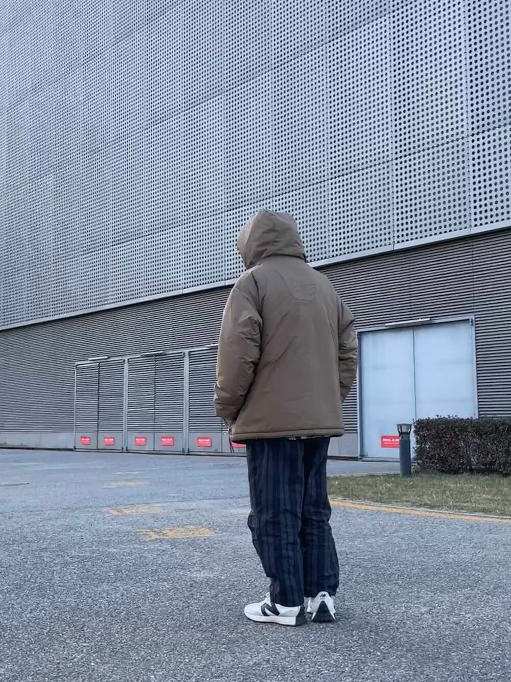 「ootd」｜「THE NORTH FACEの【THE NORTH FACE/ザノースフェイス】ハーフドームロゴ刺繍ベースボールキャップ（キャップ、ホワイト系）」を使った、Kimさん（メンズ・171cm）の冬コーディネートの4枚目の写真
