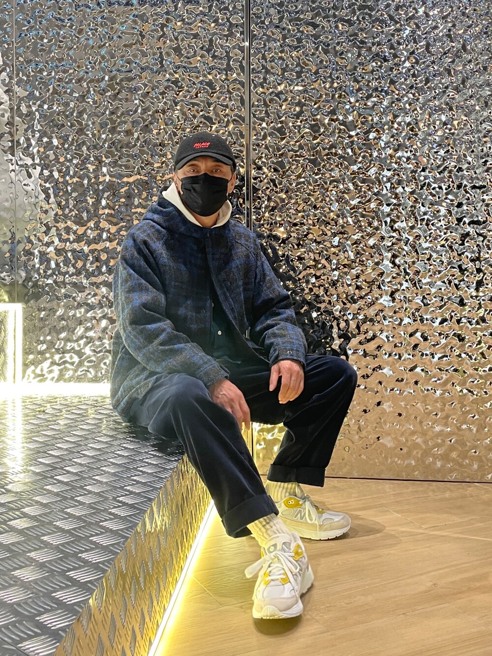 「ootd」｜「PALACEのアイテム（キャップ、ブラック系）」を使った、Kimさん（メンズ・171cm）の冬コーディネートの2枚目の写真