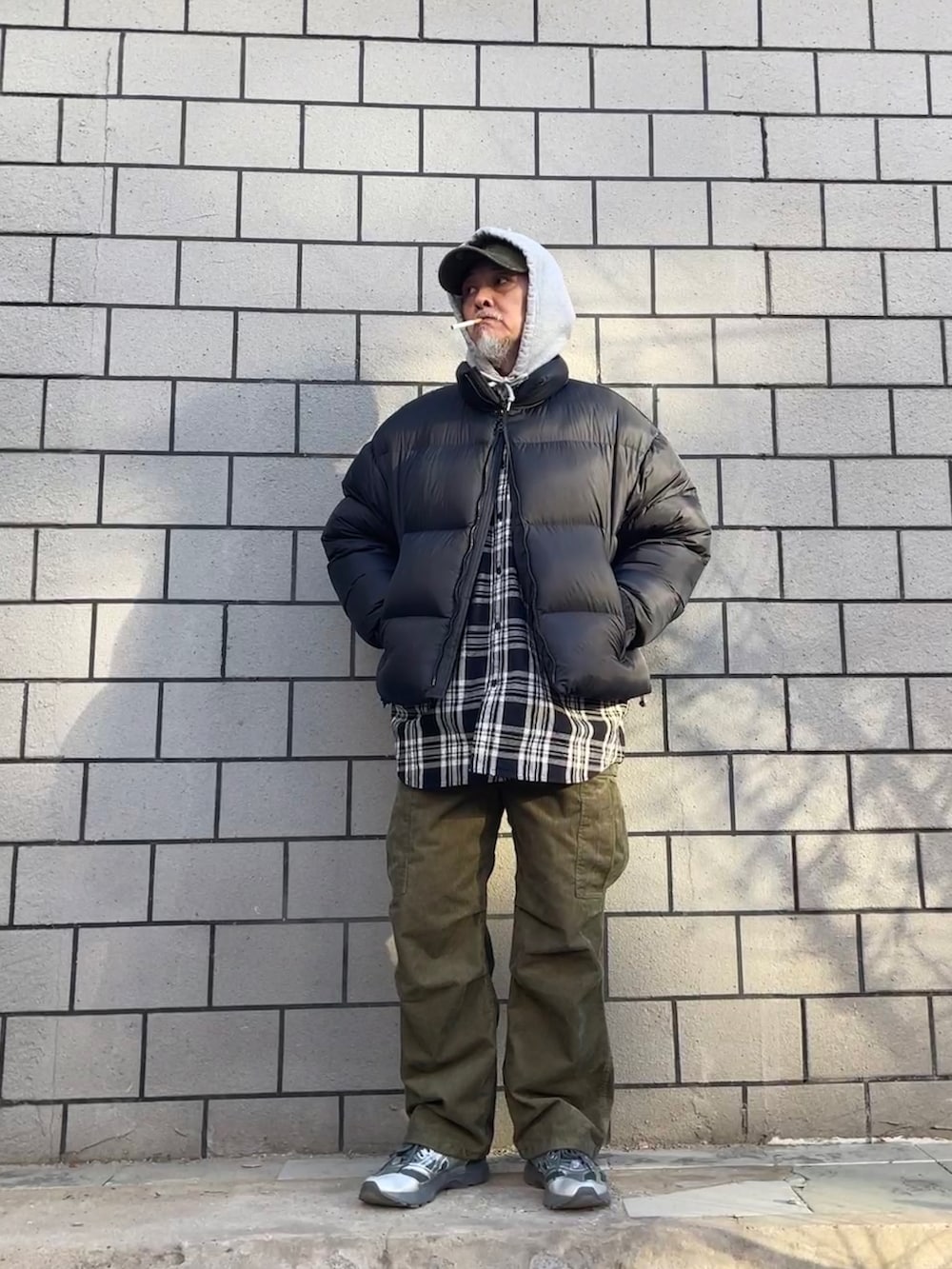 「ootd」｜「NEW ERAのNEW ERA × BEAMS / 別注 太畝コーデュロイ チビロゴ ベースボール キャップ（キャップ、ブラック系）」を使った、Kimさん（メンズ・171cm）の冬コーディネートの3枚目の写真