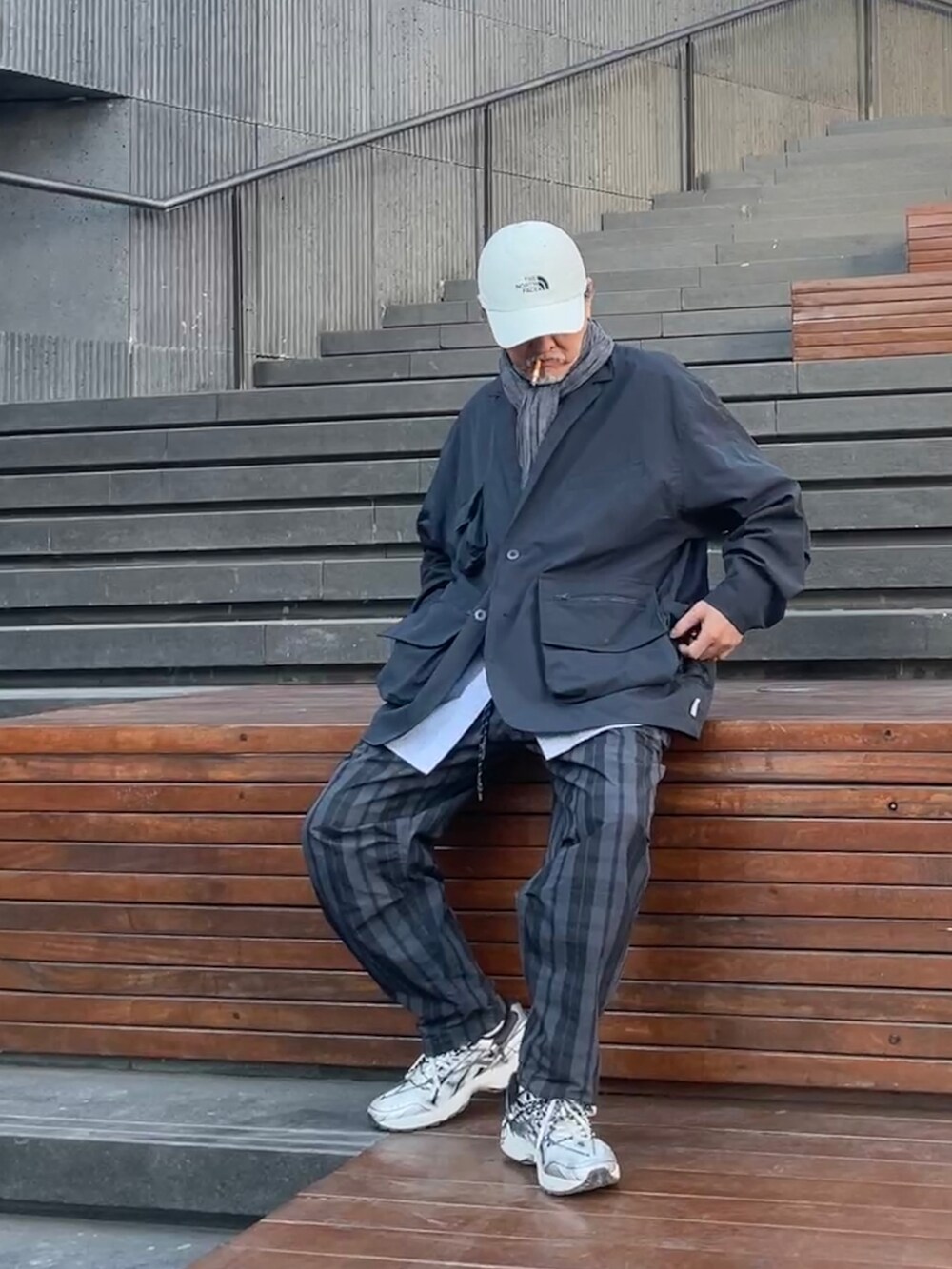 「ootd」｜「BEAMSのアイテム（パンツ、グリーン系）」を使った、Kimさん（メンズ・171cm）の冬コーディネートの3枚目の写真