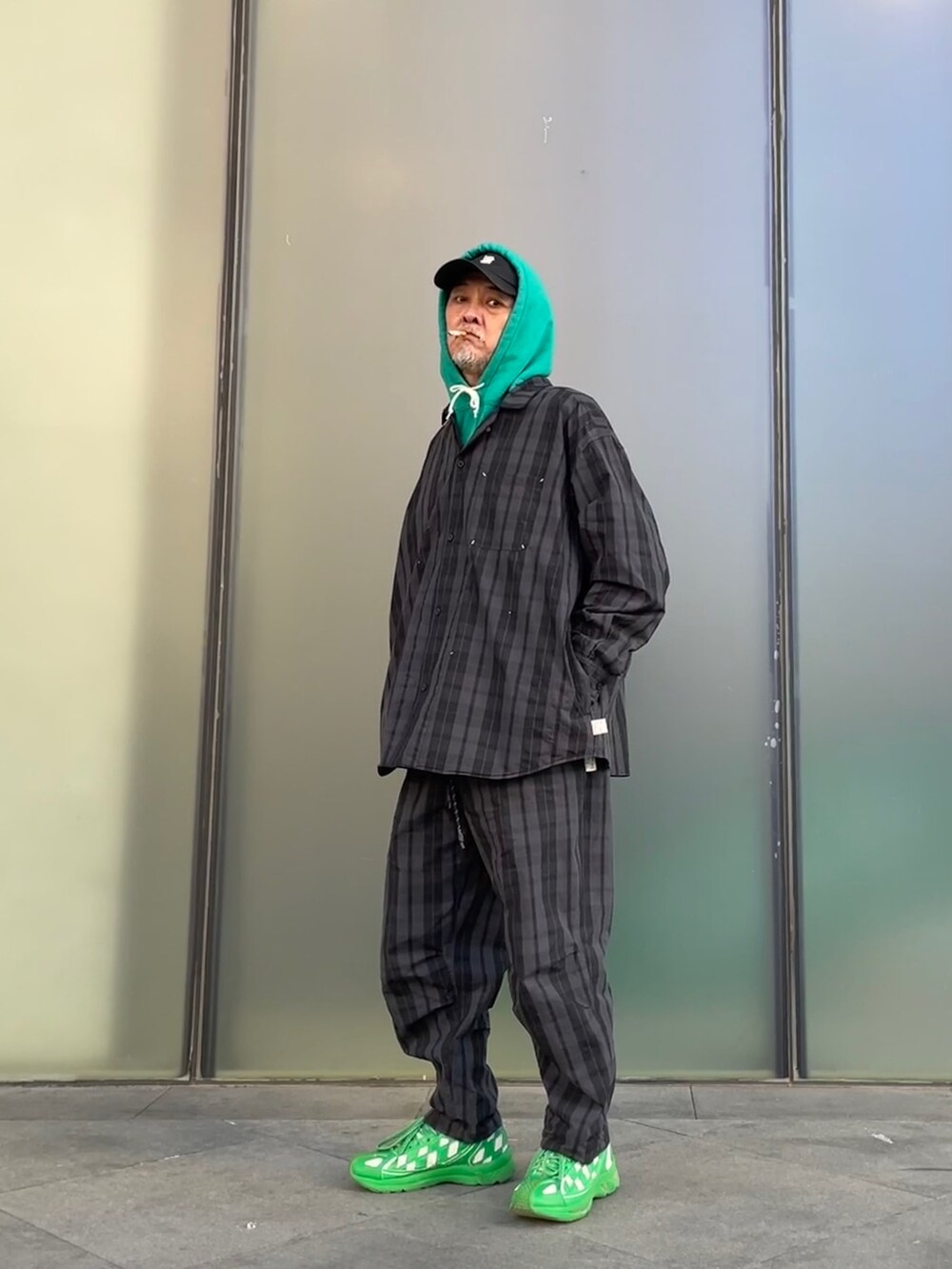 「ootd」｜「BEAMSのアイテム（パンツ、グリーン系）」を使った、Kimさん（メンズ・171cm）の冬コーディネートの2枚目の写真