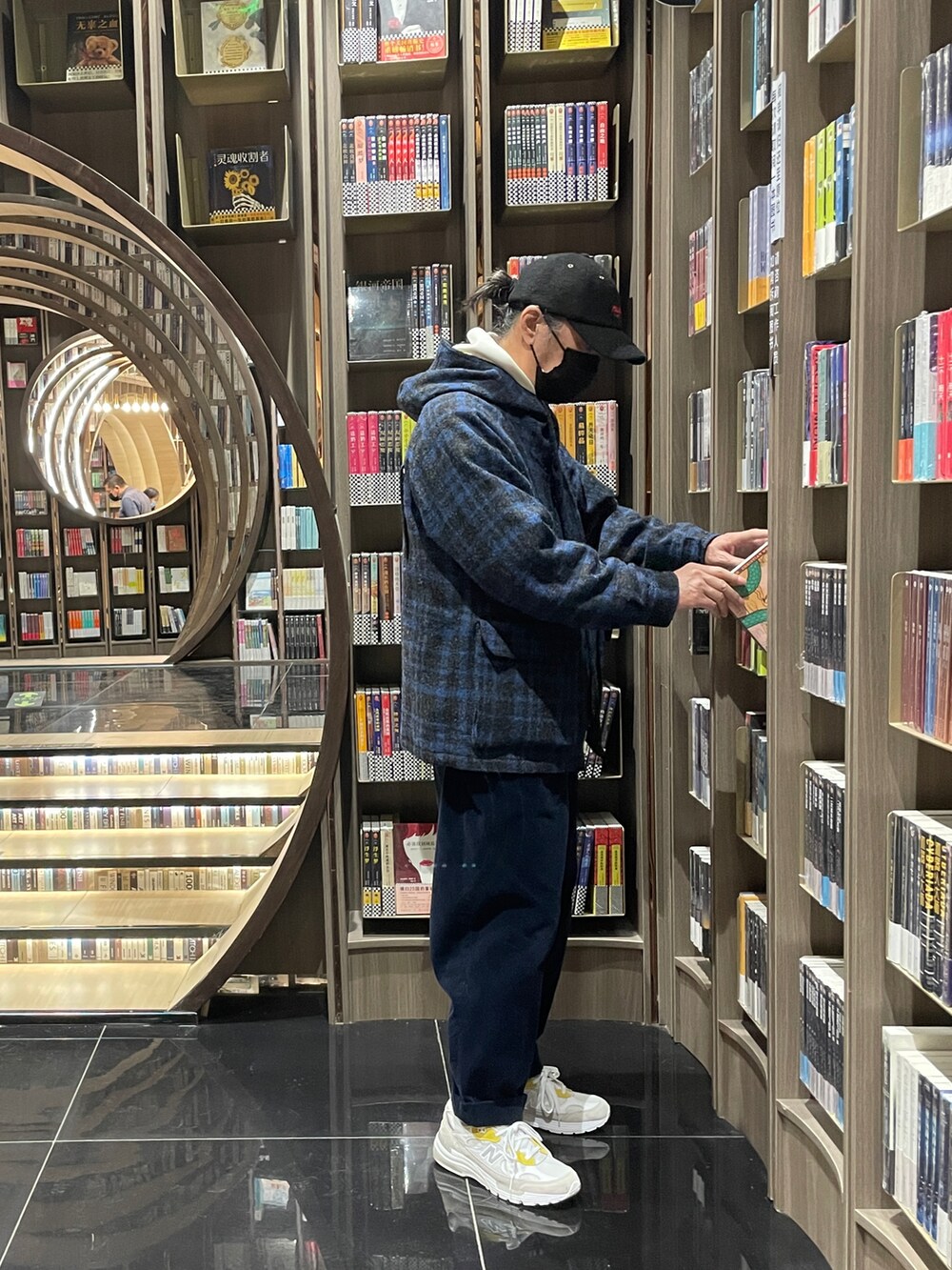「ootd」｜「PALACEのアイテム（キャップ、ブラック系）」を使った、Kimさん（メンズ・171cm）の冬コーディネートの3枚目の写真