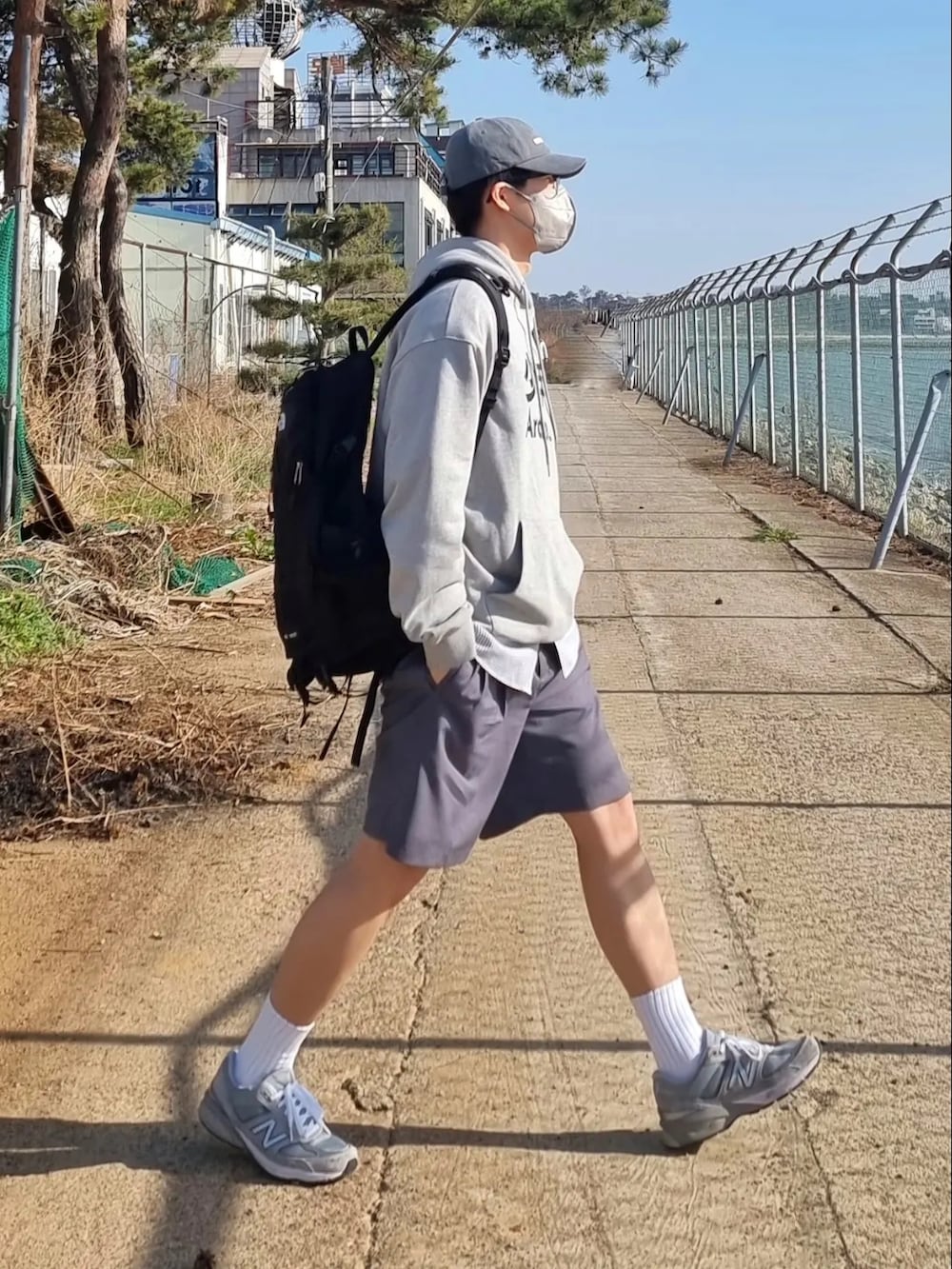 「korea、daily look、ootd、seoul、CITYBOY 、spring、shorts、men、hoodie、メガネ男子、summer、ビッグシルエット、カジュアル、アメカジ、キャップ」｜「PEOPLE OF THE WORLDのアイテム（キャップ、グレー系）」を使った、Elepoさん（メンズ・180cm）の春コーディネートの2枚目の写真