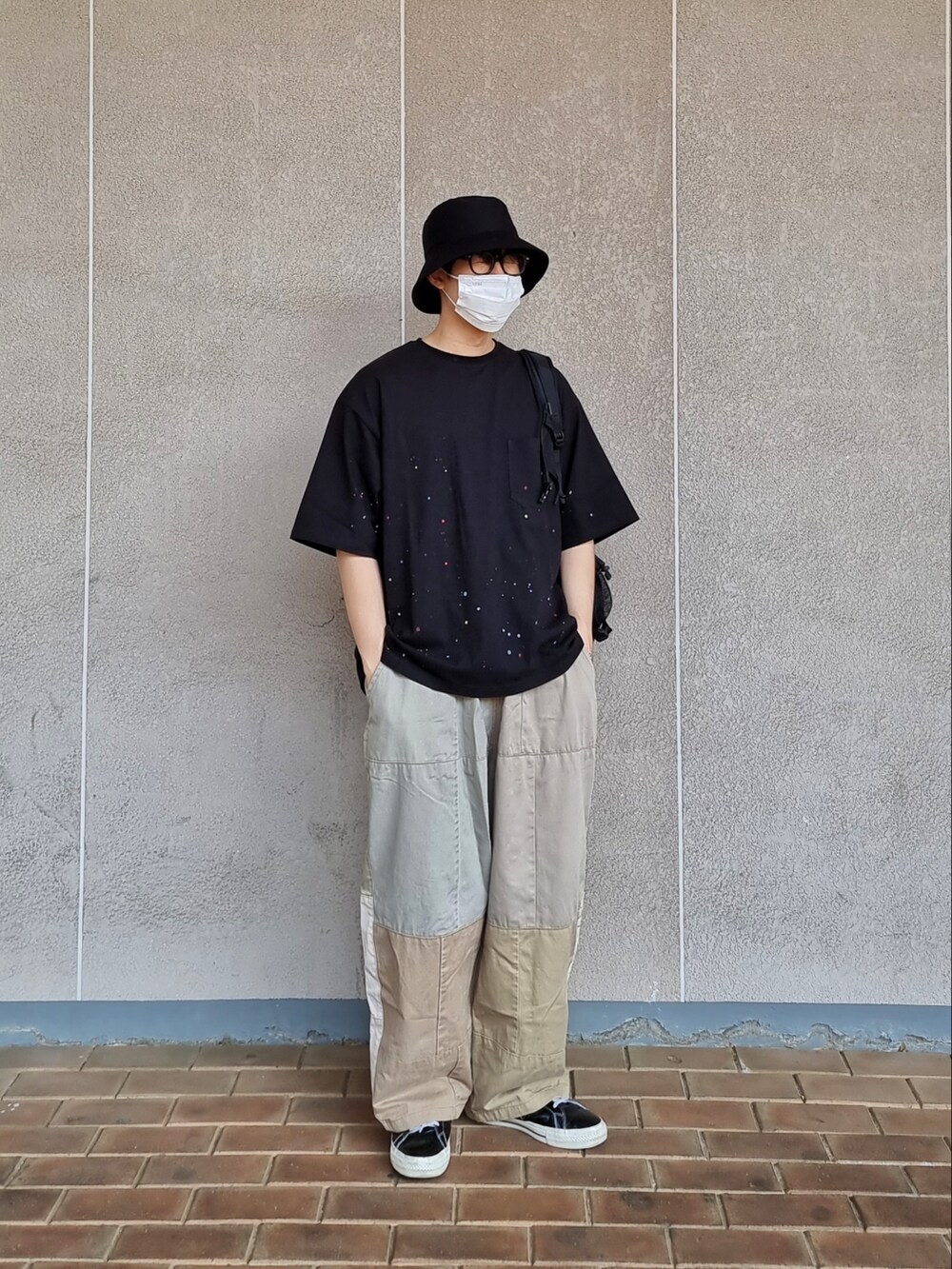 ブラック系のTシャツ/カットソー、その他のその他パンツ、ブラック系のスニーカーを着用したメンズの春コーディネートの2枚目の写真