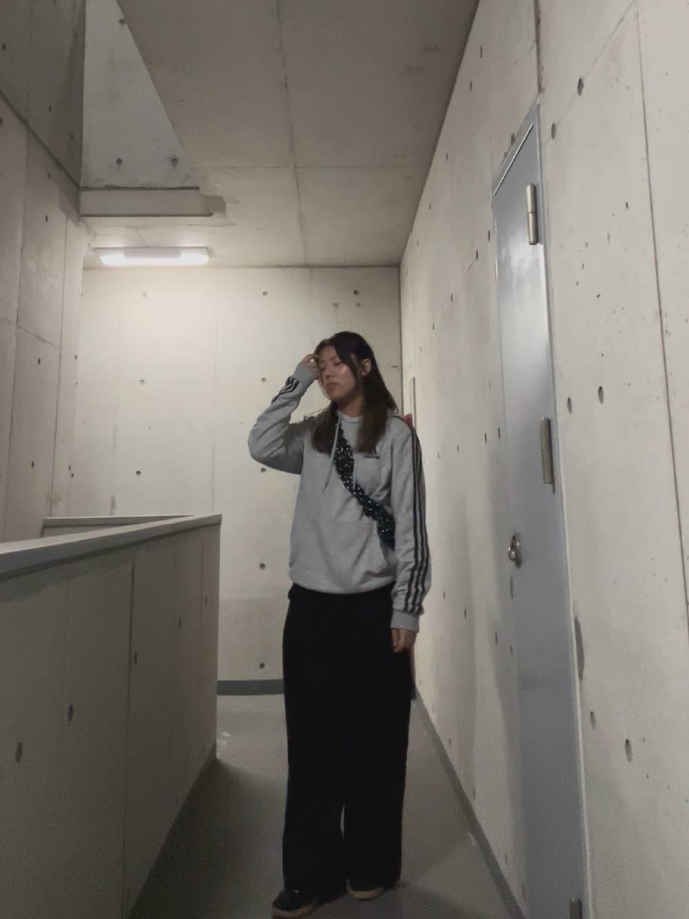 ブラック系のスラックス、グレー系のパーカー、その他のバッグを着用したレディースの春コーディネートの4枚目の写真