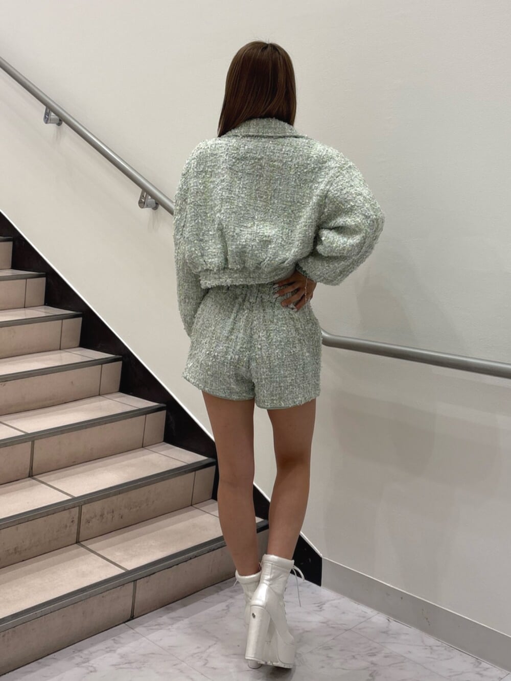 ホワイト系のブーツ、グリーン系のその他アウター、グリーン系のその他パンツを着用したレディースの春コーディネートの3枚目の写真