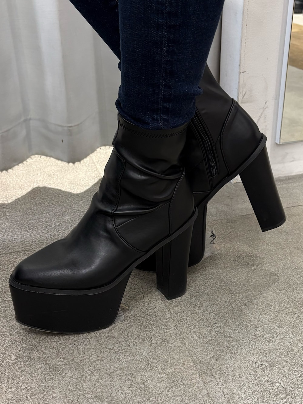 グレー系のライダースジャケット、ブラック系のTシャツ/カットソー、ブラック系のブーツを着用したレディースの冬コーディネートの5枚目の写真