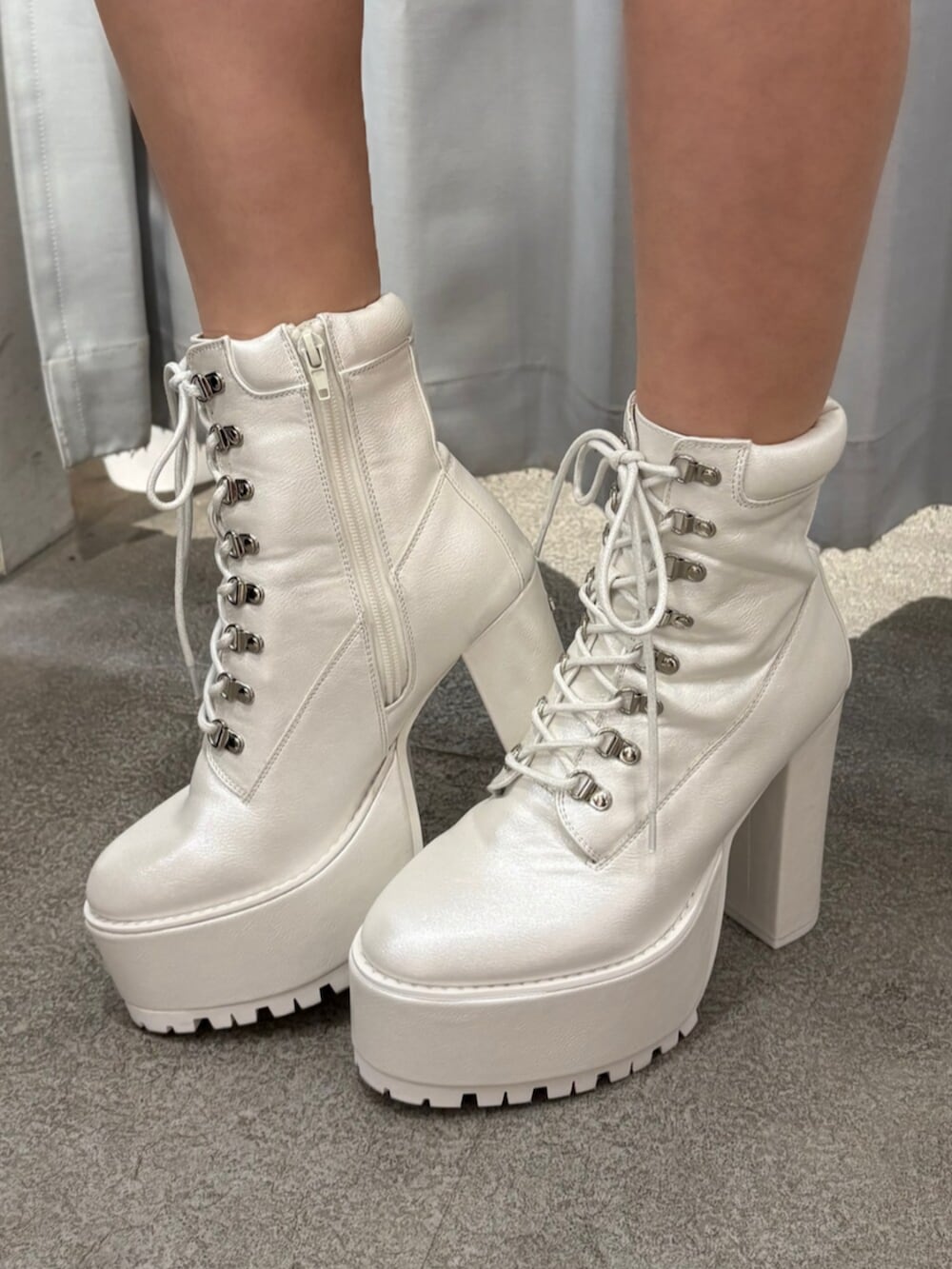 ピンク系のブルゾン、ホワイト系のTシャツ/カットソー、ブルー系のデニムスカートを着用したレディースの冬コーディネートの6枚目の写真