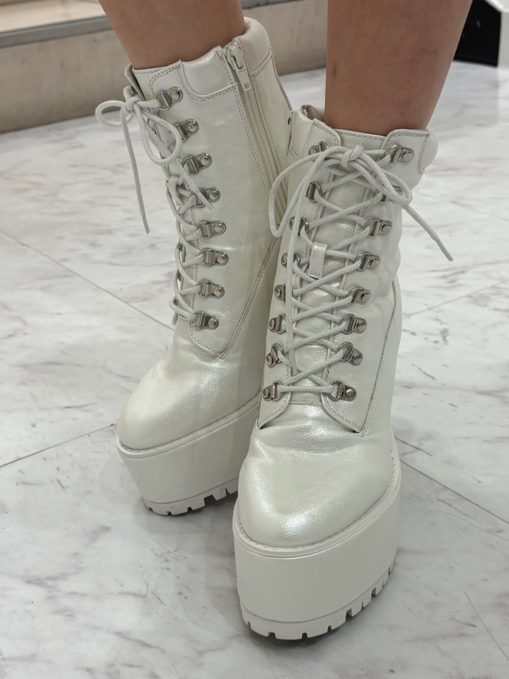 ホワイト系のブーツ、グリーン系のその他アウター、グリーン系のその他パンツを着用したレディースの春コーディネートの5枚目の写真