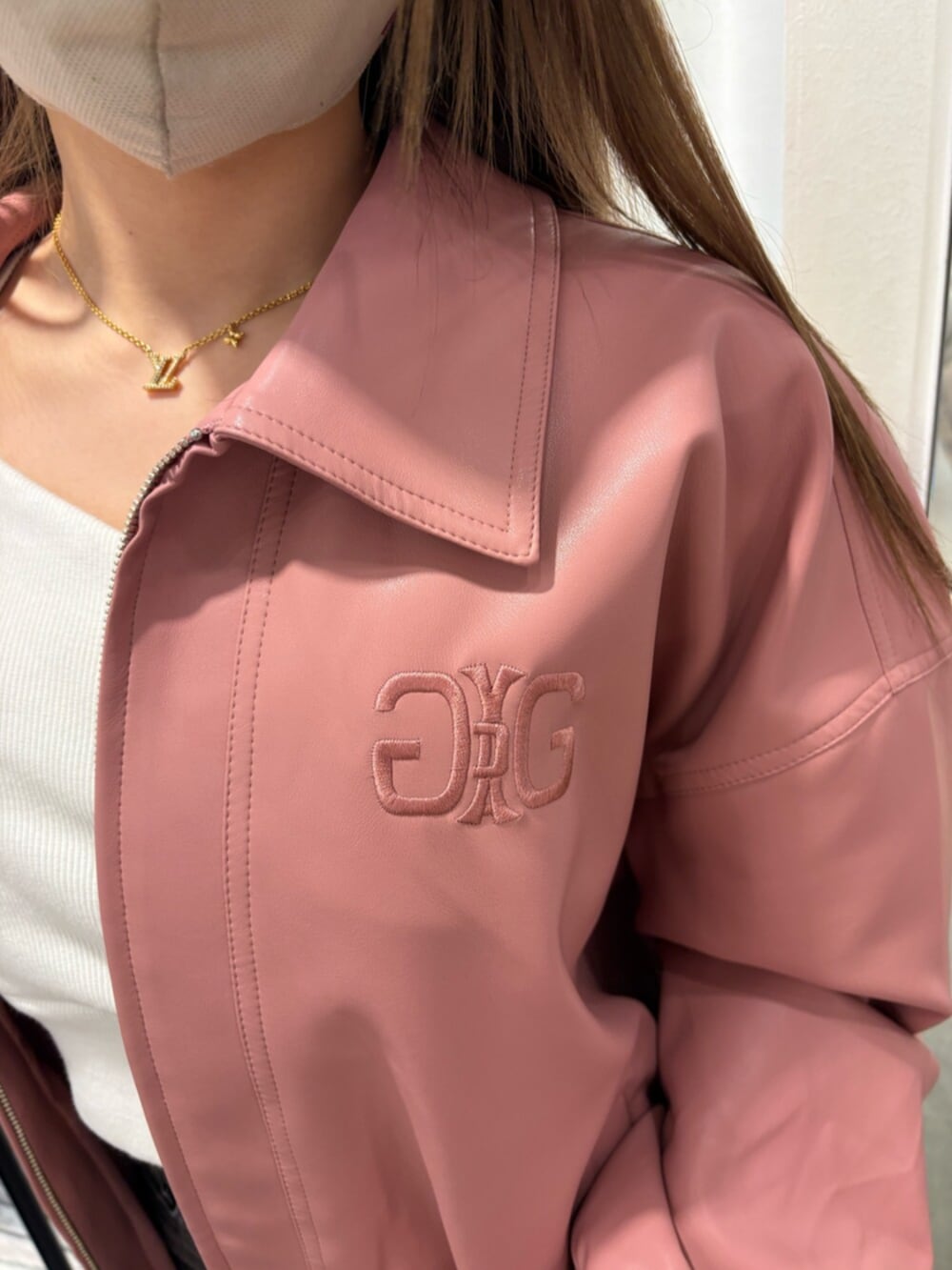 ピンク系のブルゾン、ホワイト系のTシャツ/カットソー、ブルー系のデニムスカートを着用したレディースの冬コーディネートの5枚目の写真