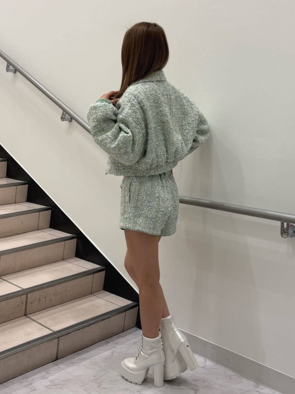 ホワイト系のブーツ、グリーン系のその他アウター、グリーン系のその他パンツを着用したレディースの春コーディネートの2枚目の写真