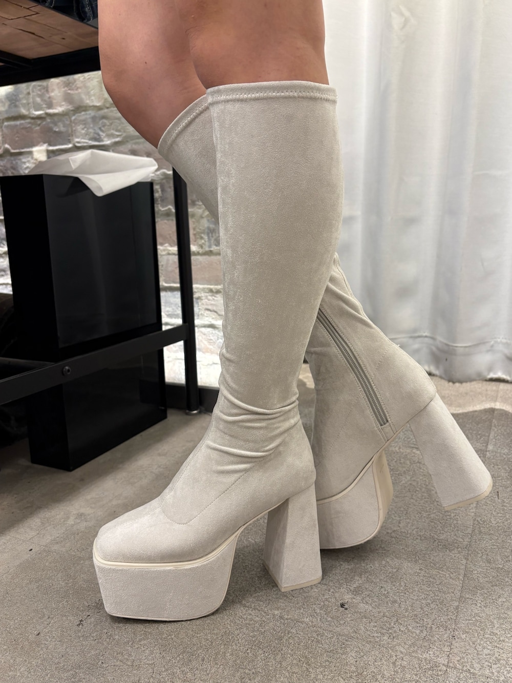 ホワイト系のニット/セーター、ホワイト系のブーツを着用したレディースの秋コーディネートの4枚目の写真