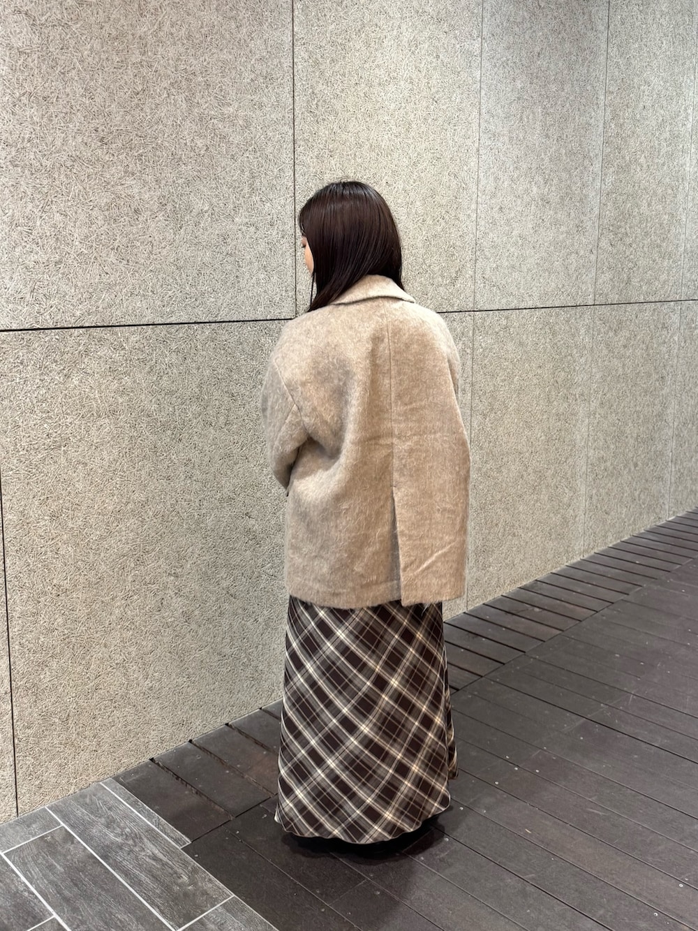 ブラック系のブーツ、ブラウン系のスカート、ブラウン系のショルダーバッグを着用したレディースの秋コーディネートの5枚目の写真