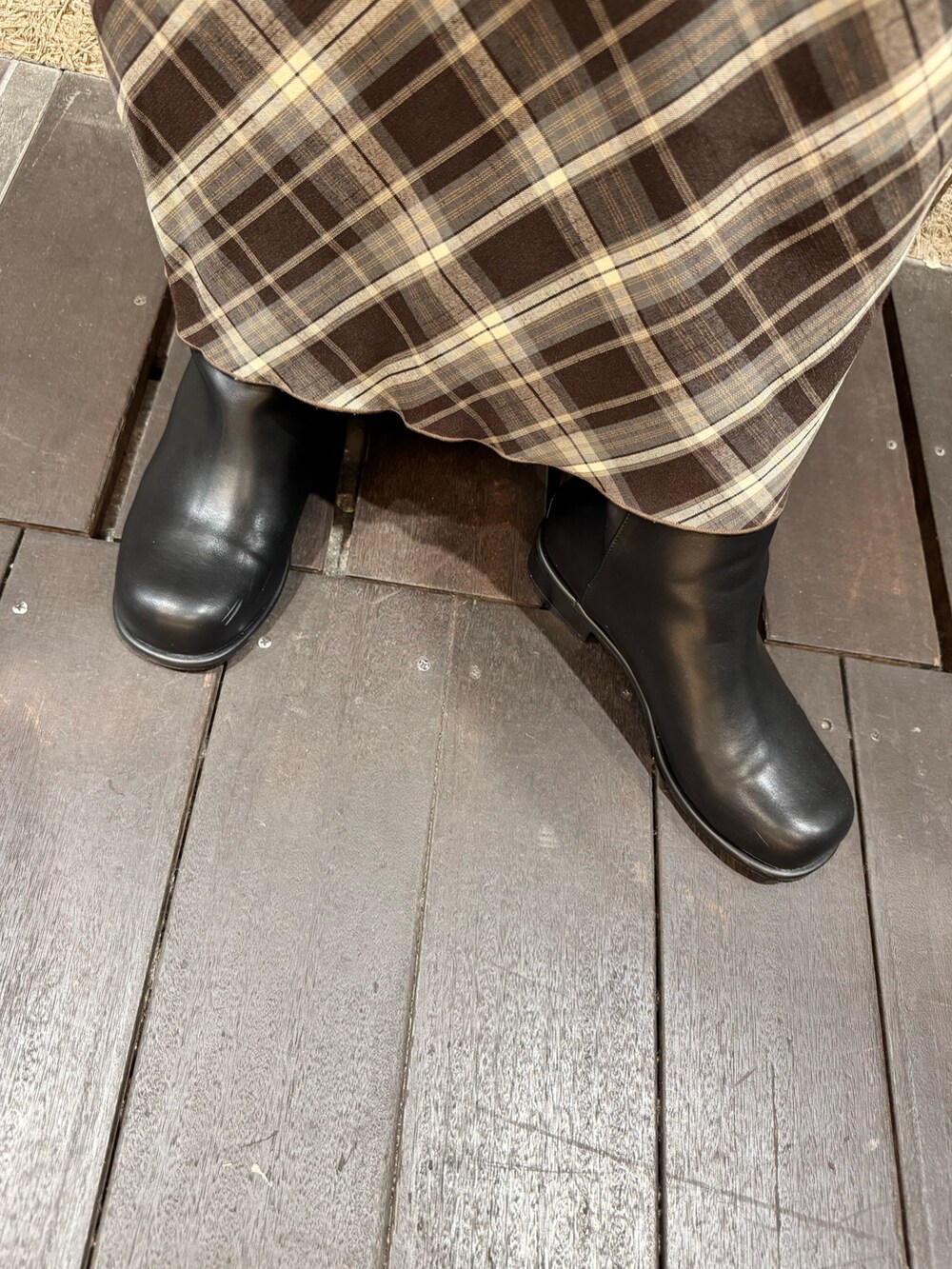 ブラック系のブーツ、ブラウン系のスカート、ブラウン系のショルダーバッグを着用したレディースの秋コーディネートの7枚目の写真