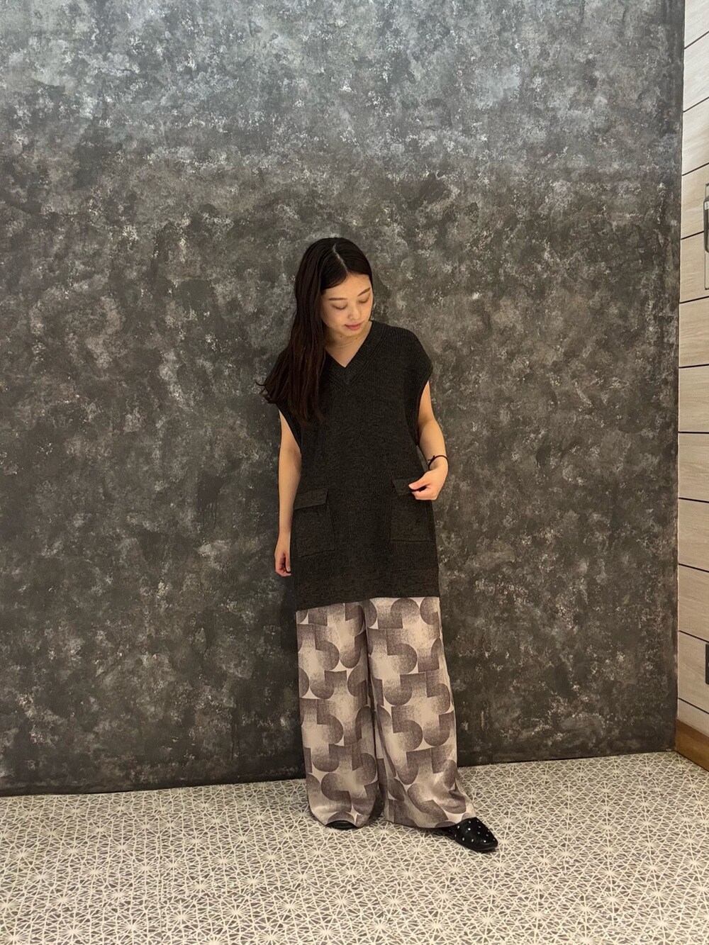 ブラック系のニット/セーター、その他のその他パンツを着用したレディースの秋コーディネートの3枚目の写真