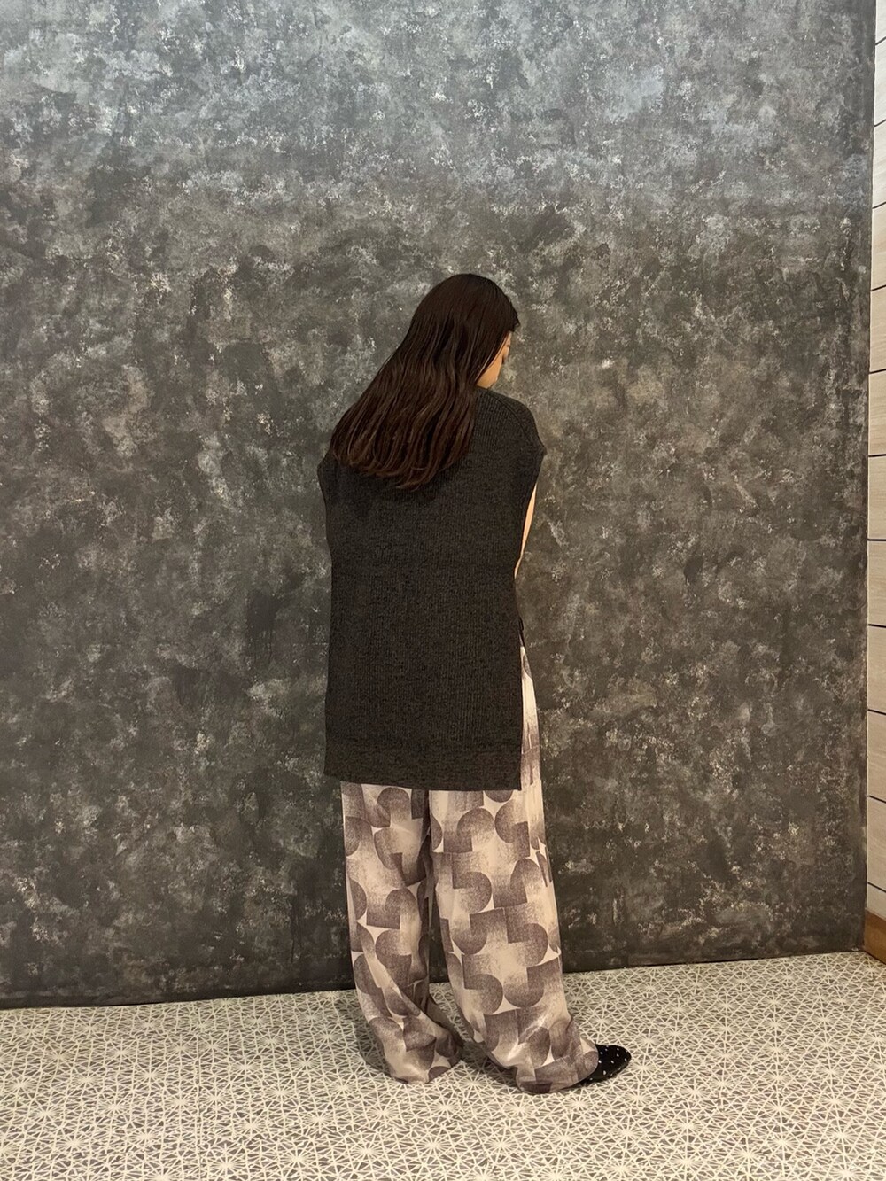 ブラック系のニット/セーター、その他のその他パンツを着用したレディースの秋コーディネートの5枚目の写真