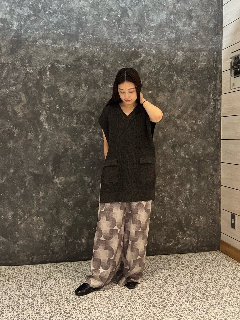 ブラック系のニット/セーター、その他のその他パンツを着用したレディースの秋コーディネートの4枚目の写真