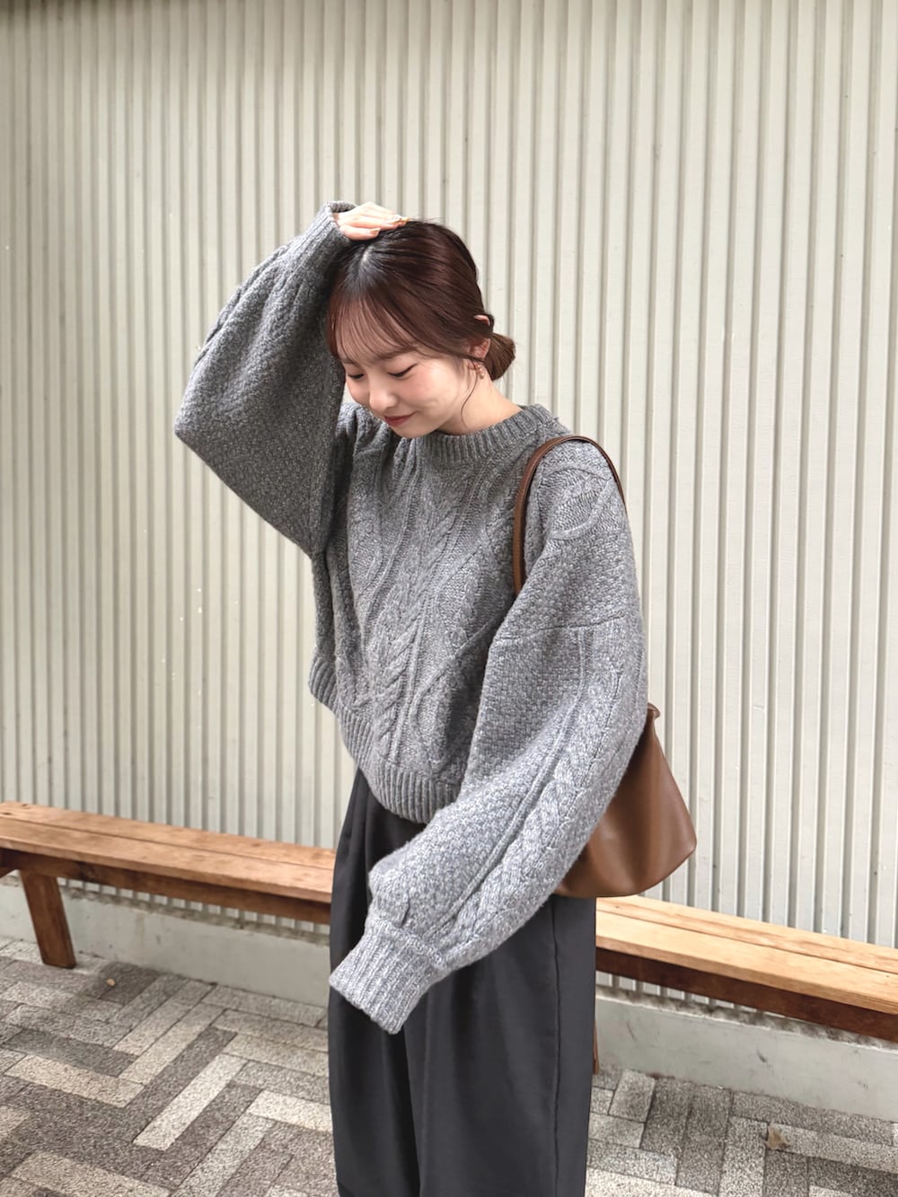 ブラック系のローファー、グレー系のスラックス、グレー系のニット/セーターを着用したレディースの秋コーディネートの3枚目の写真