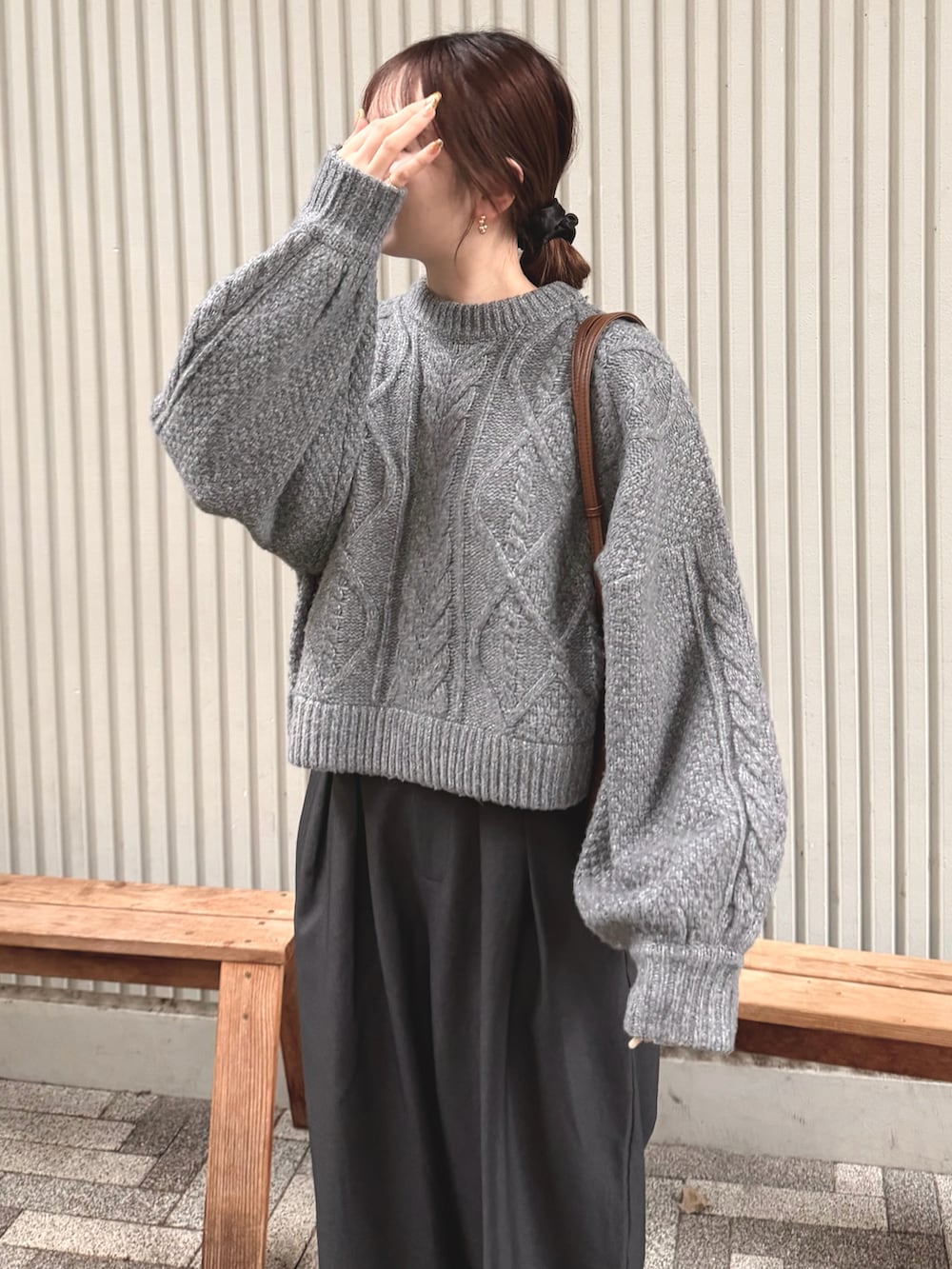 ブラック系のローファー、グレー系のスラックス、グレー系のニット/セーターを着用したレディースの秋コーディネートの2枚目の写真