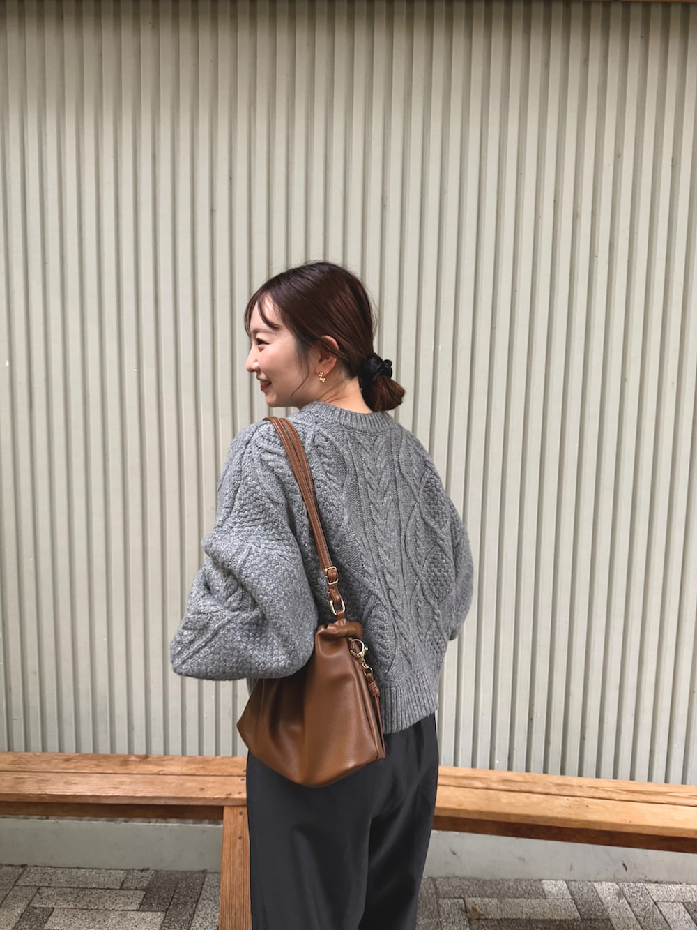 ブラック系のローファー、グレー系のスラックス、グレー系のニット/セーターを着用したレディースの秋コーディネートの4枚目の写真