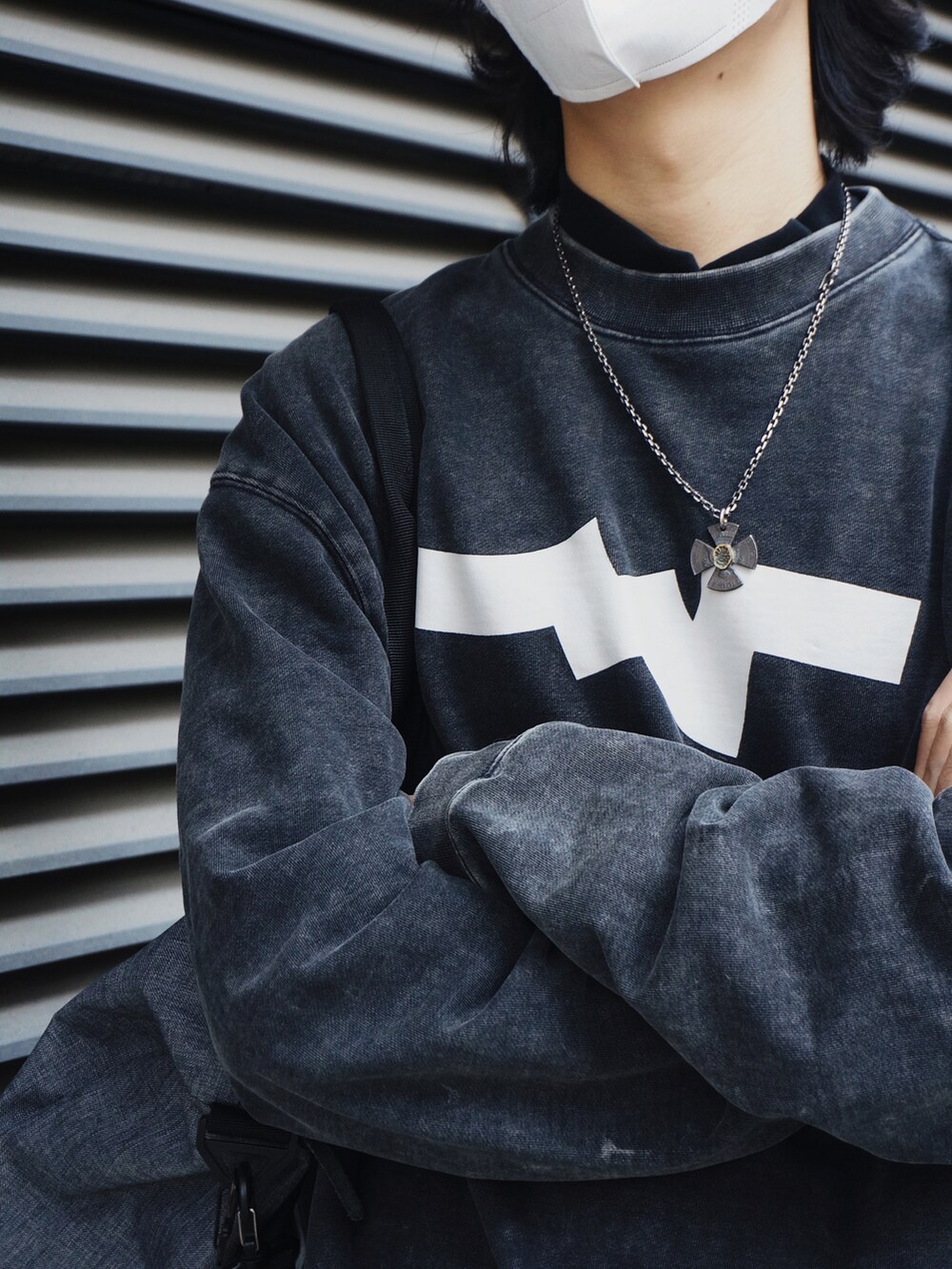 ブラック系のパーカーを着用したメンズの冬コーディネートの2枚目の写真