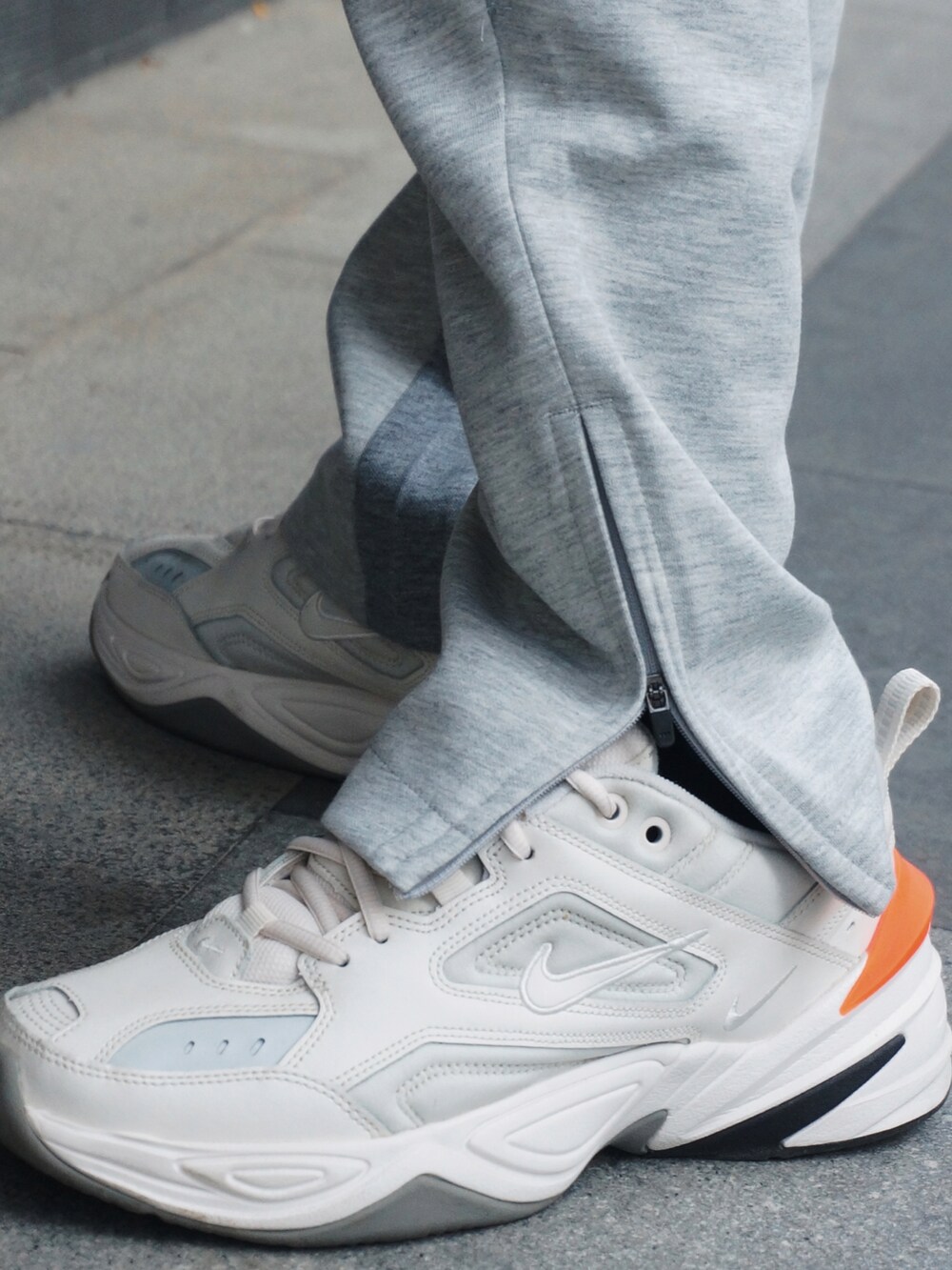 ブラック系のパーカーを着用したメンズの冬コーディネートの3枚目の写真