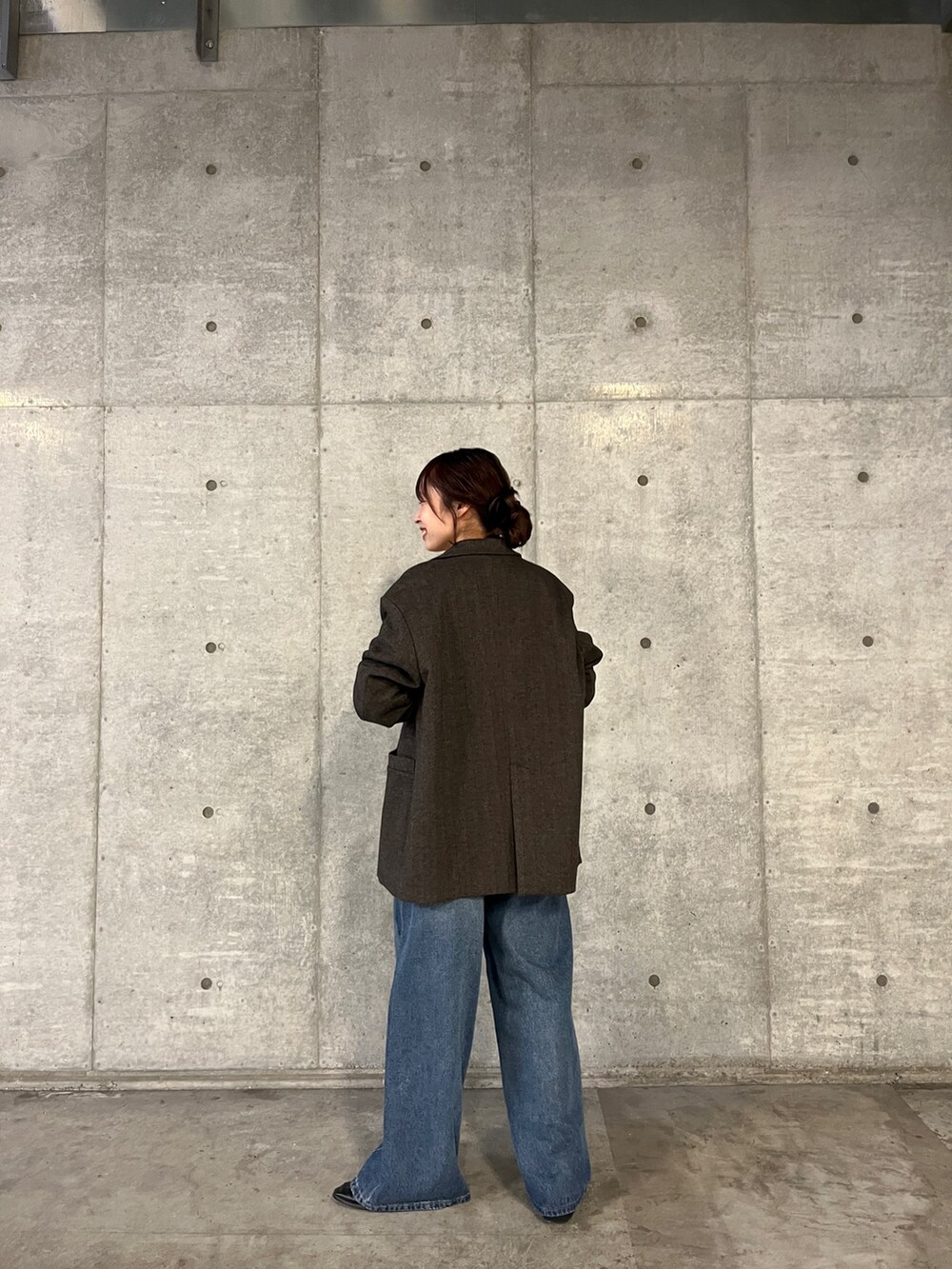 ブラウン系のその他アウター、ブルー系のデニムパンツ、ホワイト系のTシャツ/カットソーを着用したレディースの秋コーディネートの3枚目の写真