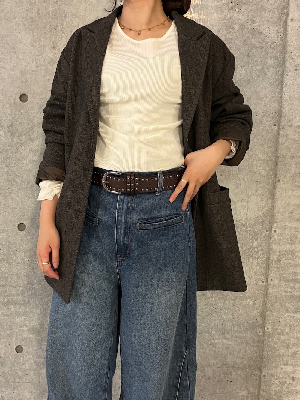 ブラウン系のその他アウター、ブルー系のデニムパンツ、ホワイト系のTシャツ/カットソーを着用したレディースの秋コーディネートの4枚目の写真