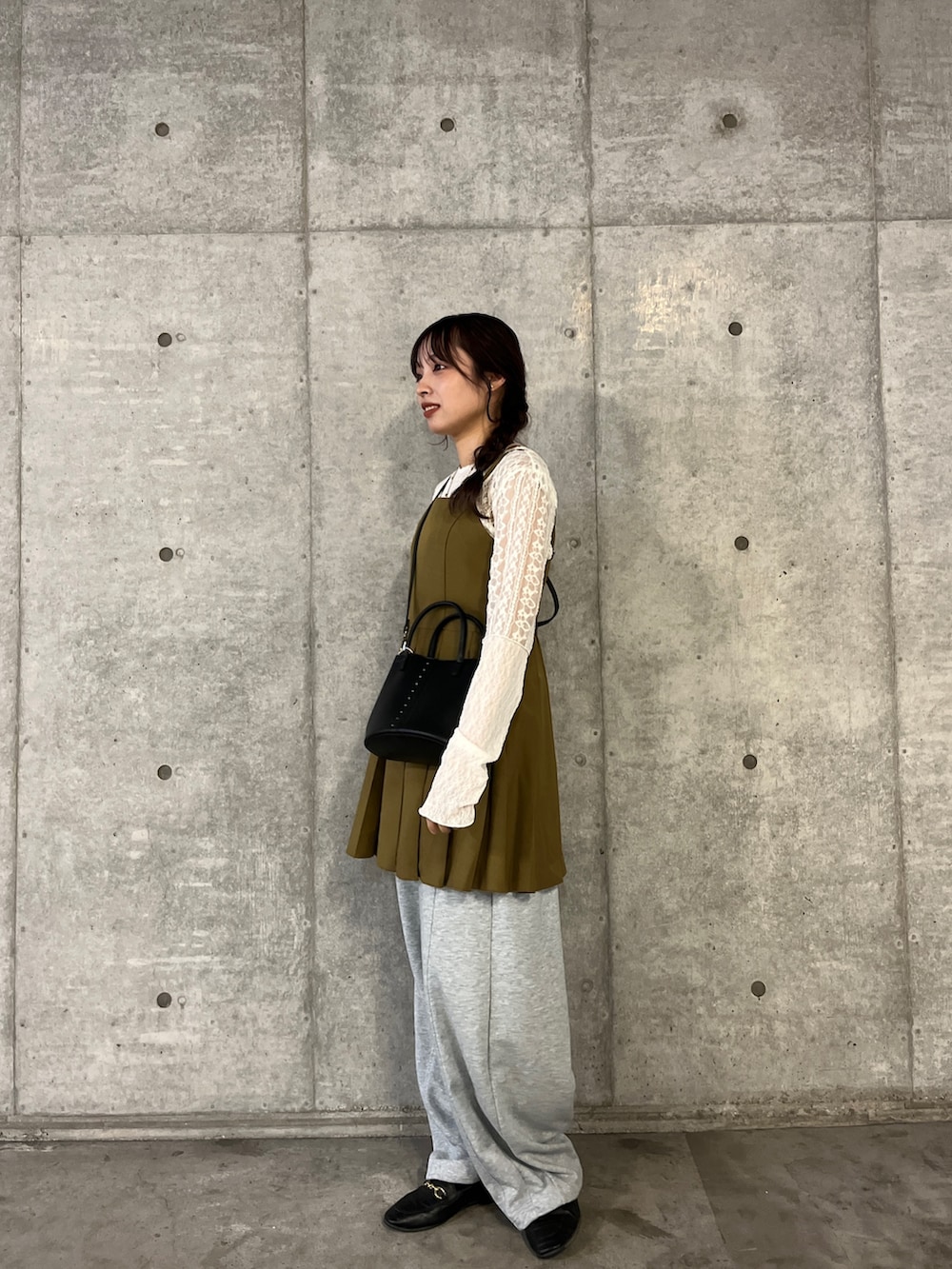 ホワイト系のTシャツ/カットソー、グレー系のその他パンツ、ベージュ系のワンピースを着用したレディースの秋コーディネートの3枚目の写真