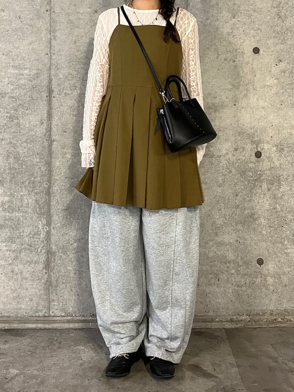 ホワイト系のTシャツ/カットソー、グレー系のその他パンツ、ベージュ系のワンピースを着用したレディースの秋コーディネートの2枚目の写真