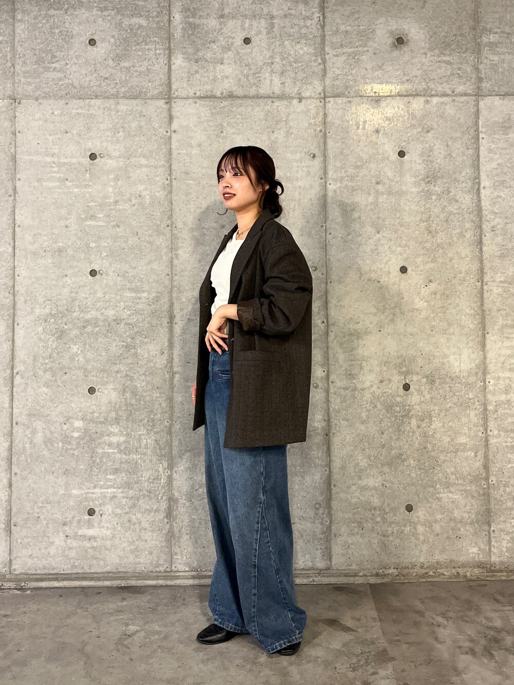 ブラウン系のその他アウター、ブルー系のデニムパンツ、ホワイト系のTシャツ/カットソーを着用したレディースの秋コーディネートの2枚目の写真