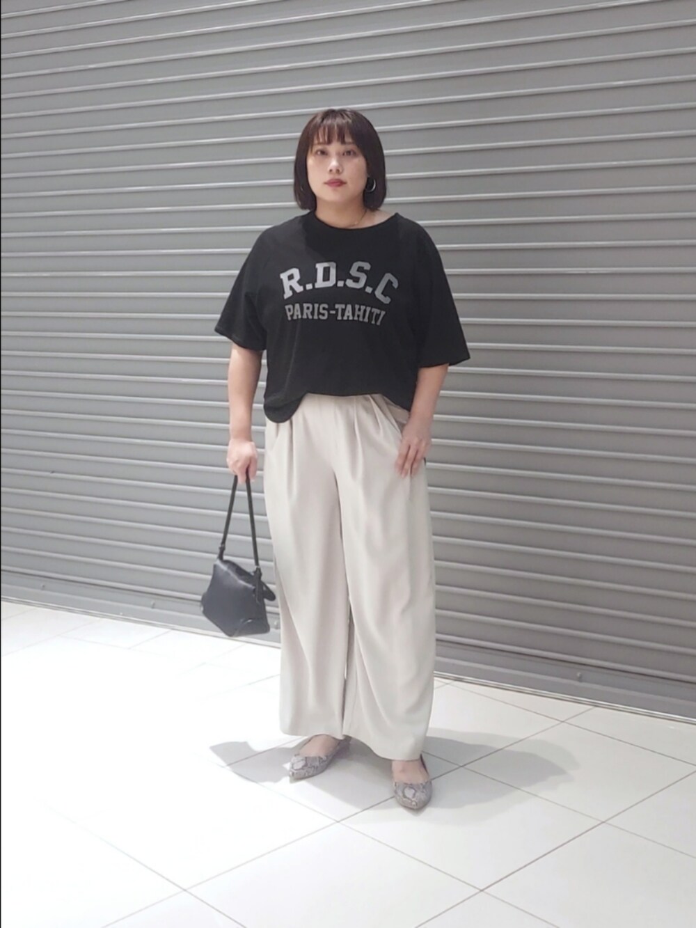 ブラウン系のTシャツ/カットソー、グレー系のスラックス、グレー系のパンプスを着用したレディースの夏コーディネートの3枚目の写真