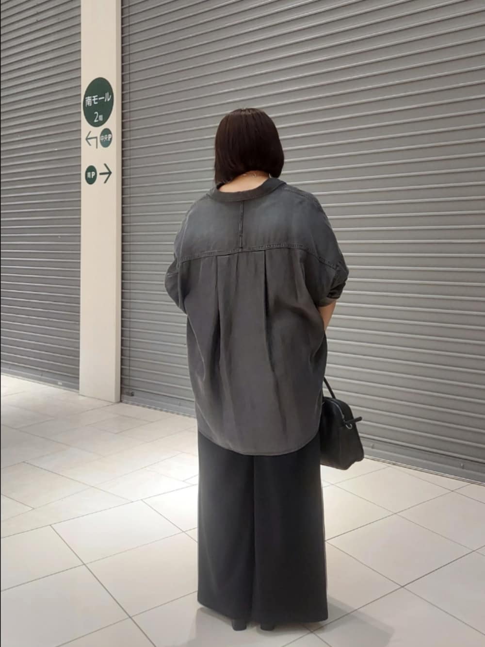 ブラック系のシャツ/ブラウス、ブラック系のその他パンツ、ブラック系のサンダルを着用したレディースの夏コーディネートの2枚目の写真