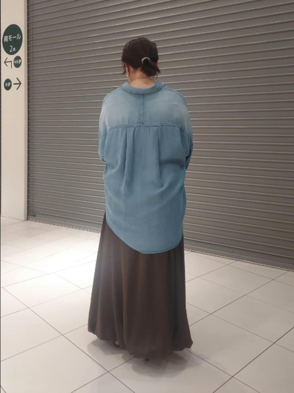 ブルー系のシャツ/ブラウス、ブラウン系のスカートを着用したレディースの夏コーディネートの3枚目の写真