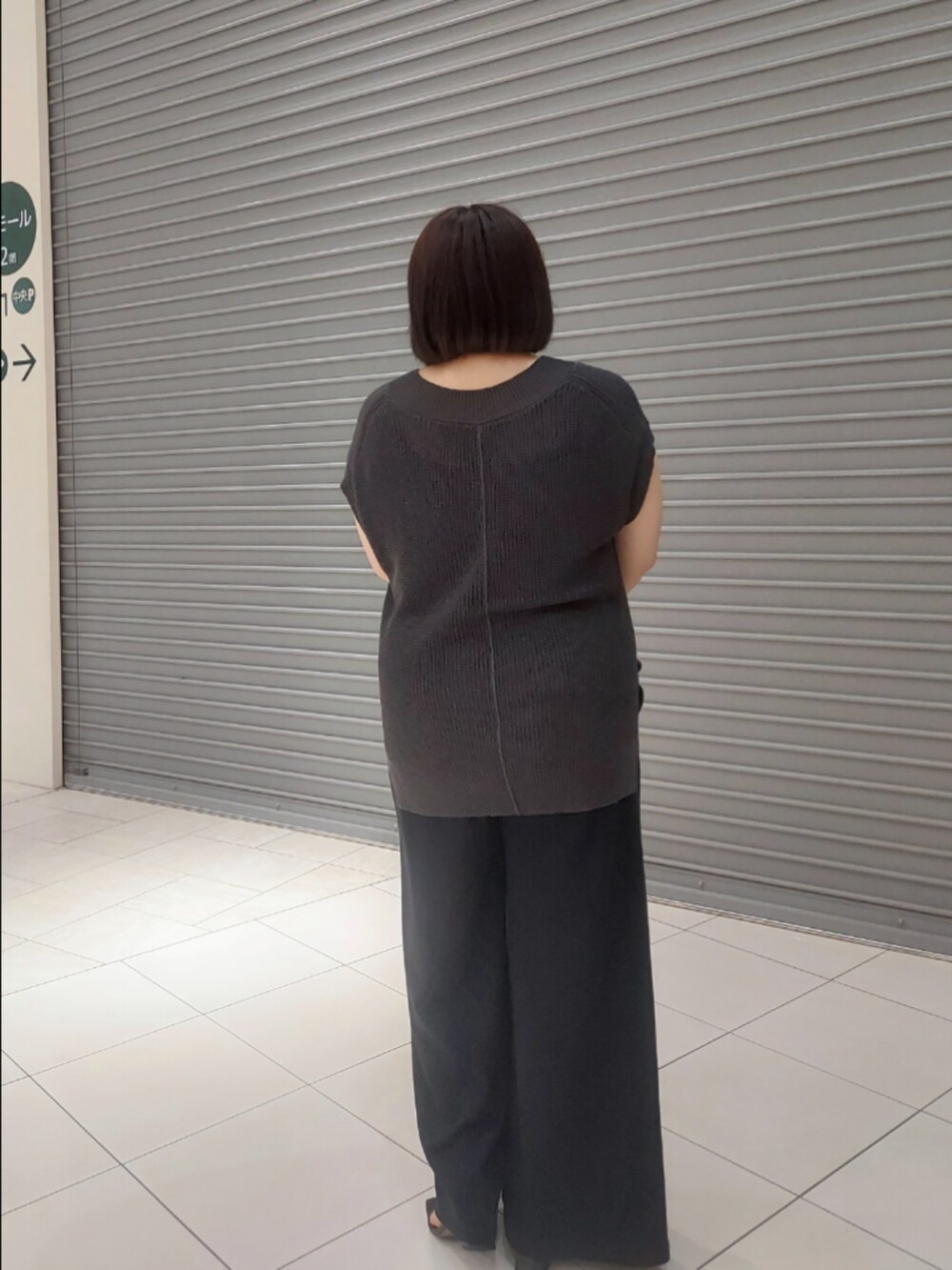 グレー系のニット/セーター、ブラック系のその他パンツ、ブラック系のサンダルを着用したレディースの夏コーディネートの2枚目の写真